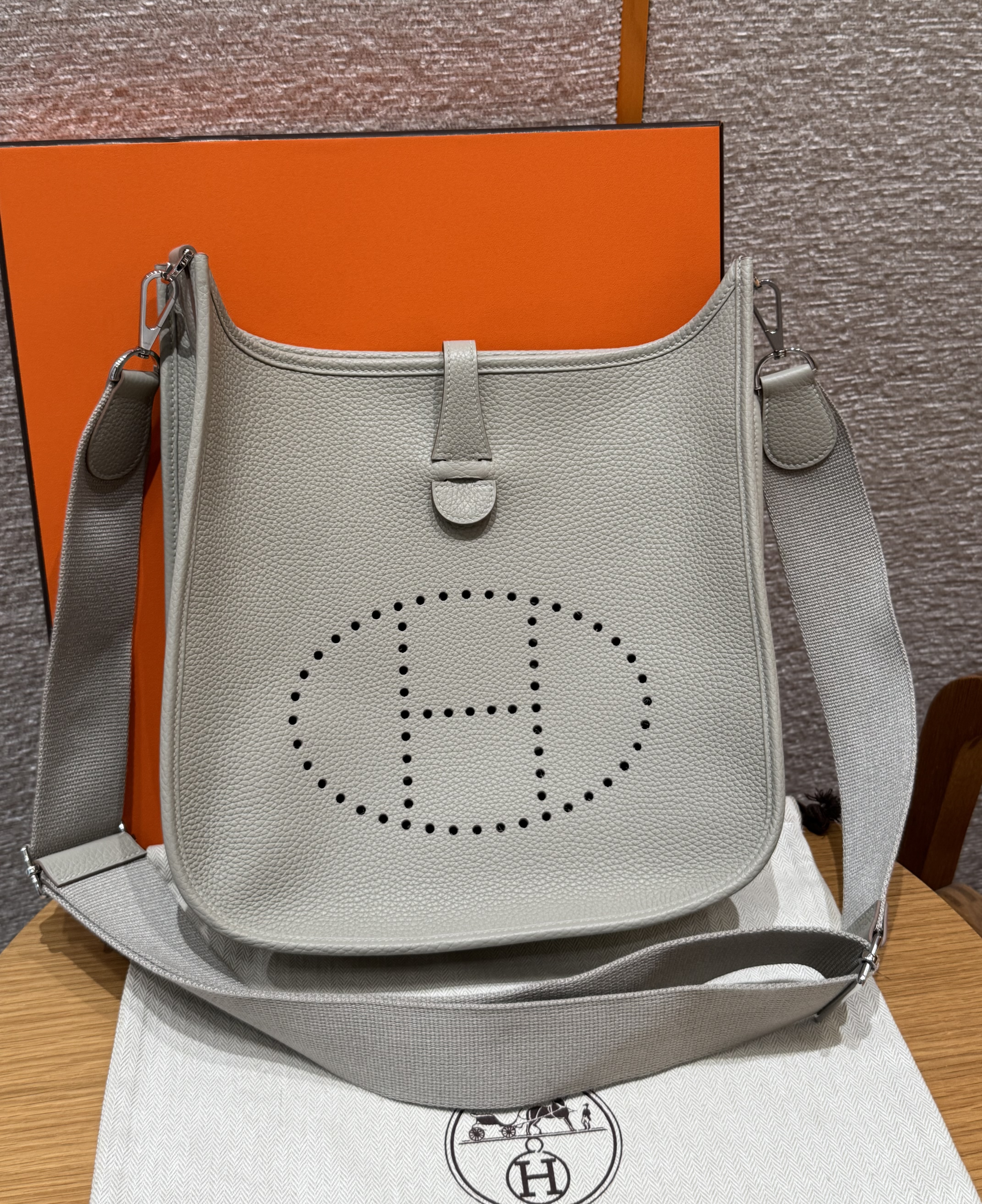 에르메스 Hermes Evelyne 29cm clemence 8L Beton/silver