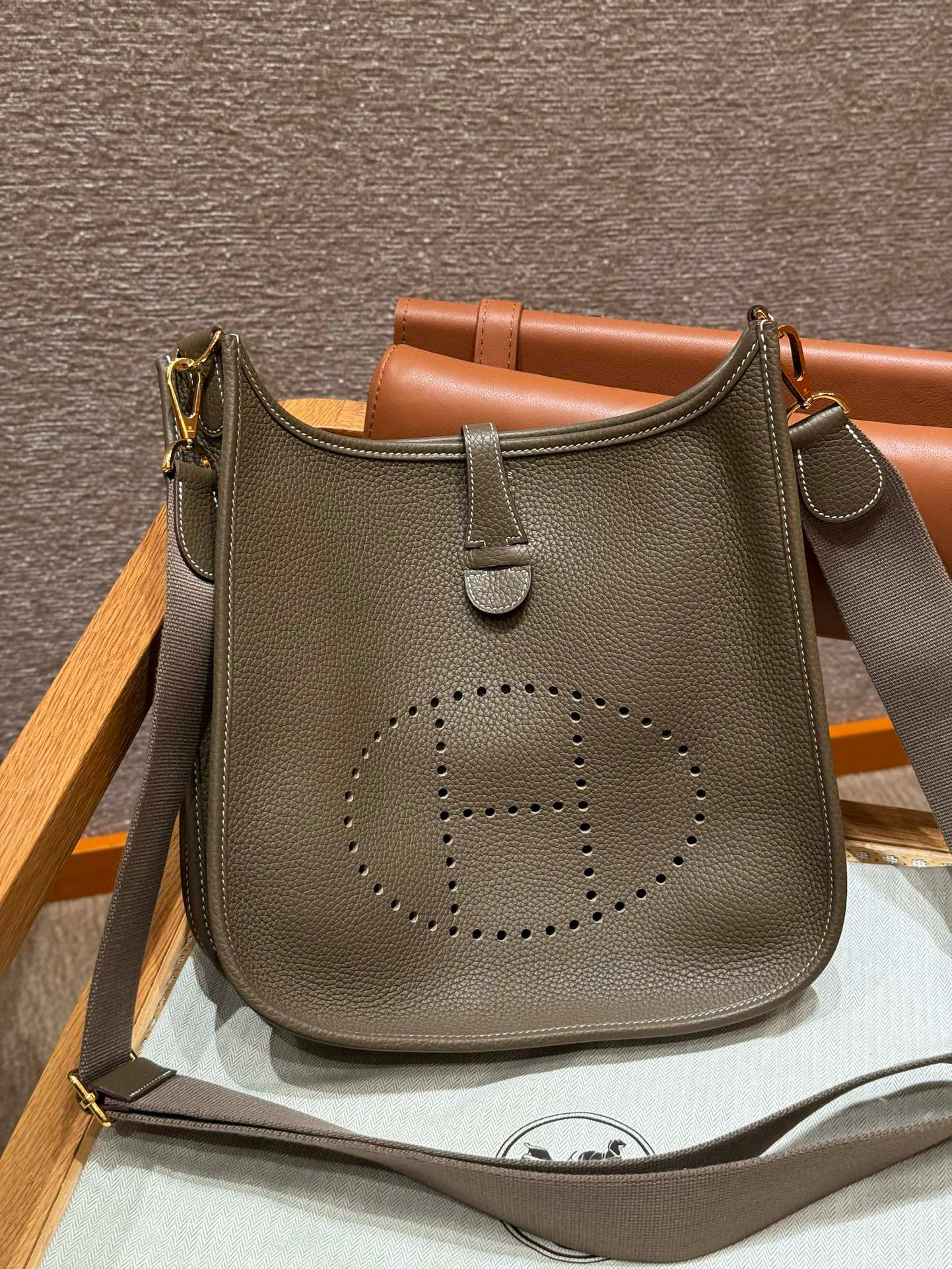 에르메스 Hermes Evelyne 29cm clemence 18 Etoupe/gold