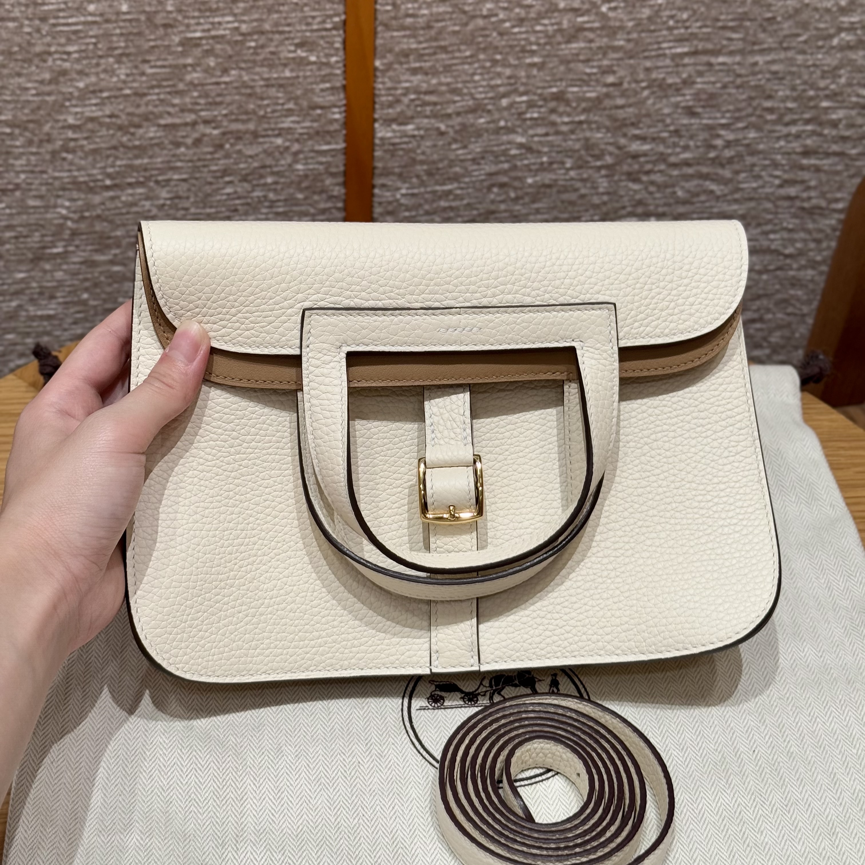에르메스 Hermes Halzan 25cm clemence i2 Nata and 0M chai/gold