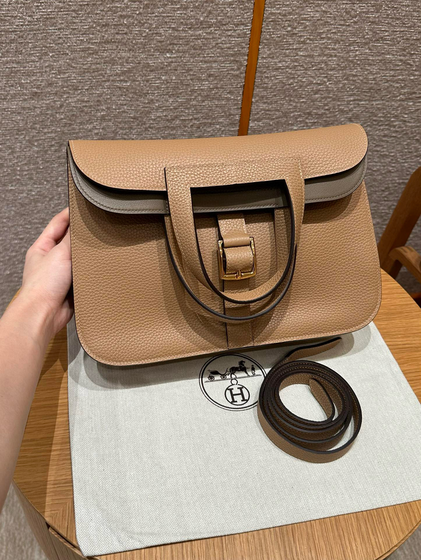 에르메스 Hermes Halzan 31cm clemence 0M Chai and 18 Etoupe/gold