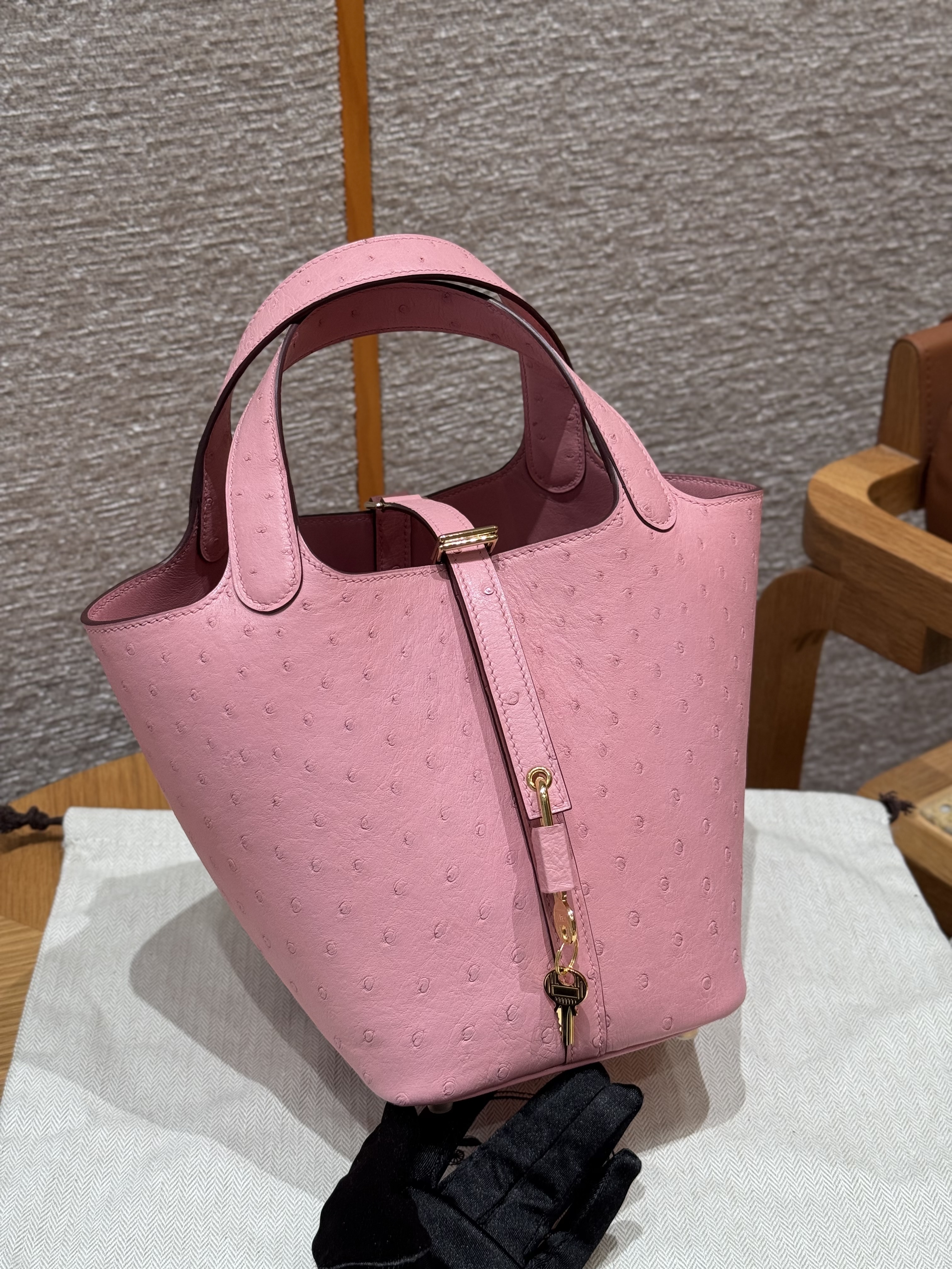 에르메스 Hermes Picotin lock 18cm KK ostrich L4 Bubble Gum/gold