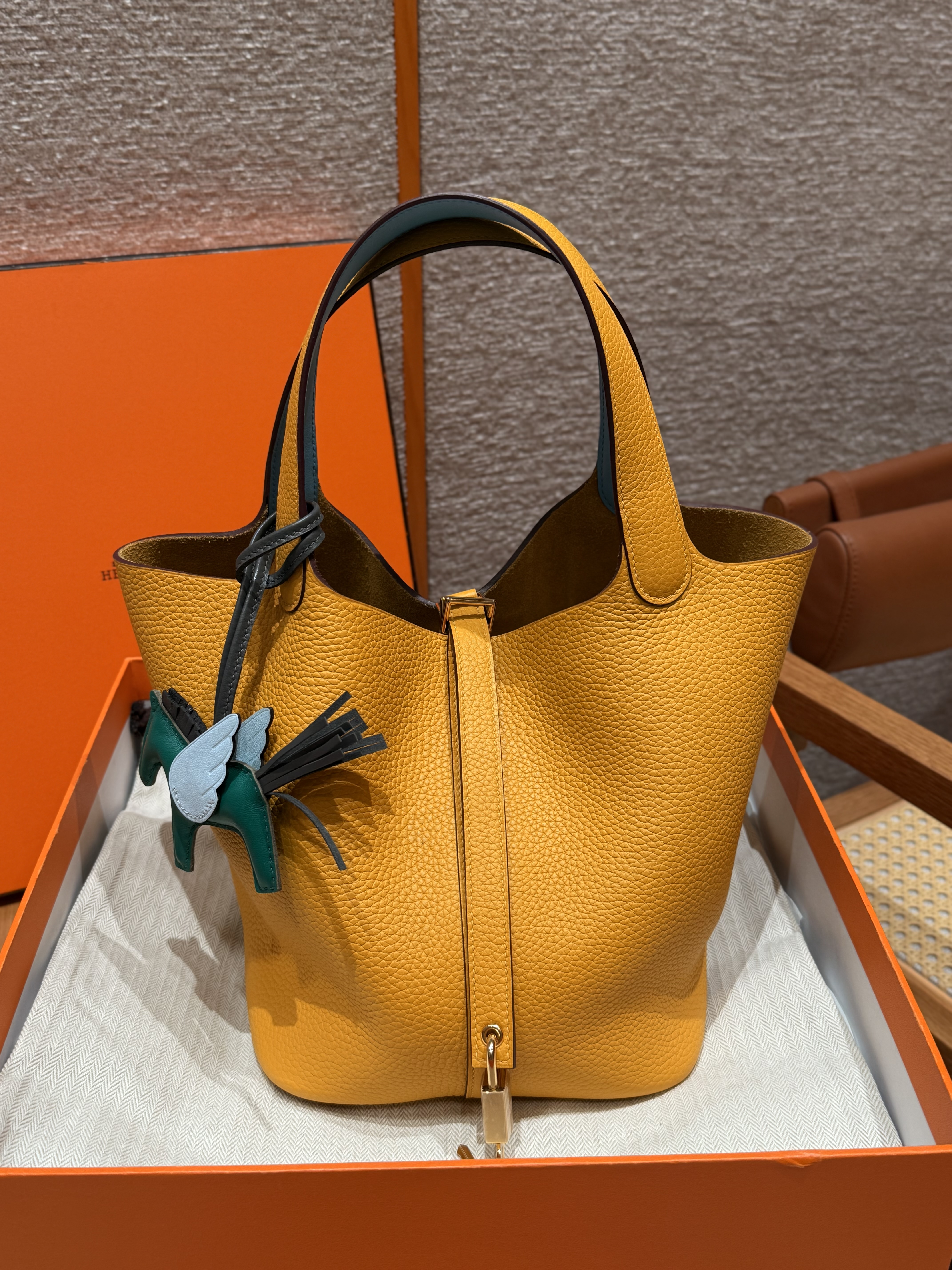 에르메스 Hermes Picotin lock 22cm clemence and Swift 9D Jaune amber and 7N Celeste/gold