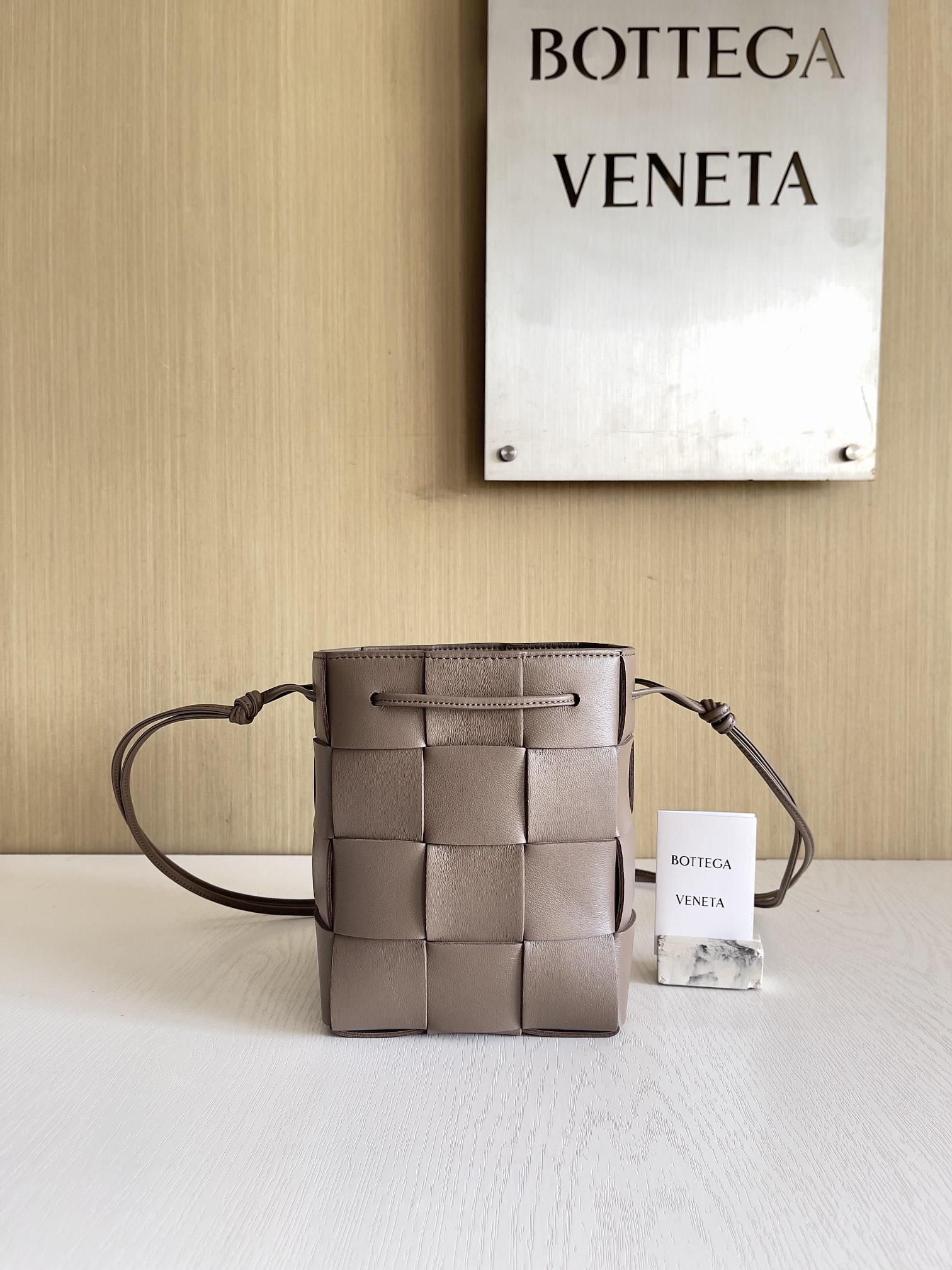 보테가베네타 Bottega Veneta 680218 Leather Cassette Bucket Bag 18cm