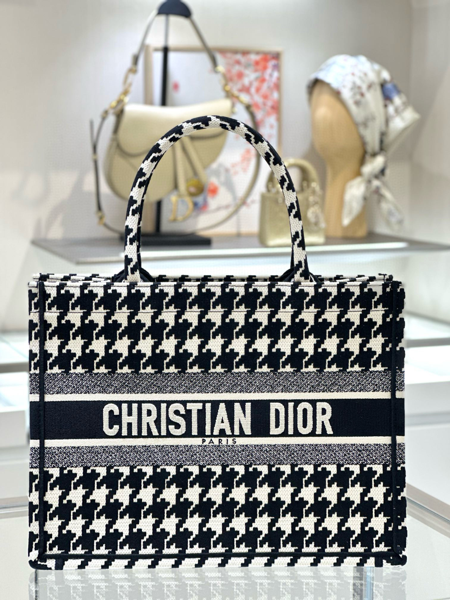 디올 Dior Medium Dior Book Tote Black 36.5cm