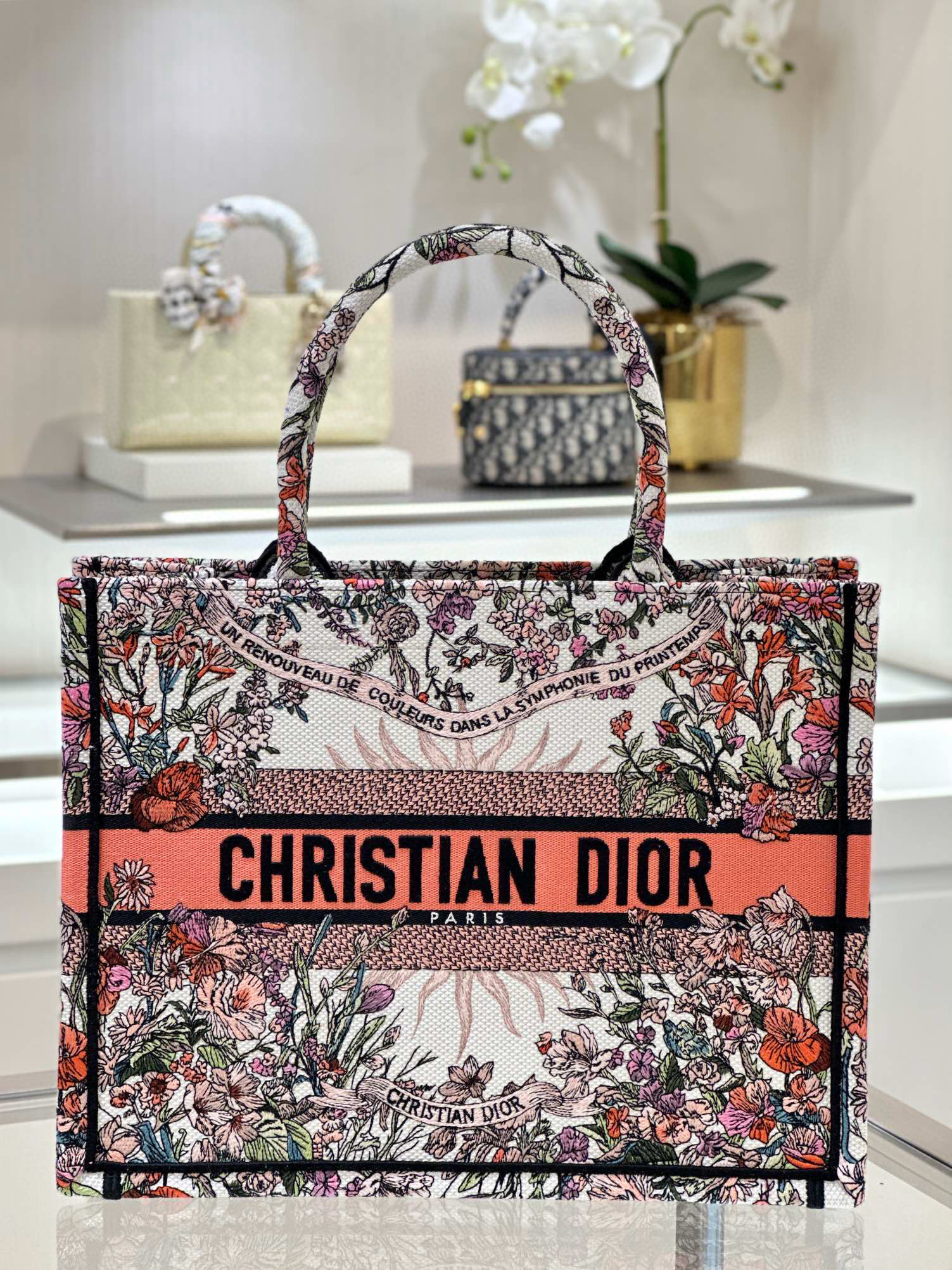 디올 Dior Medium Dior Book Tote 36.5cm