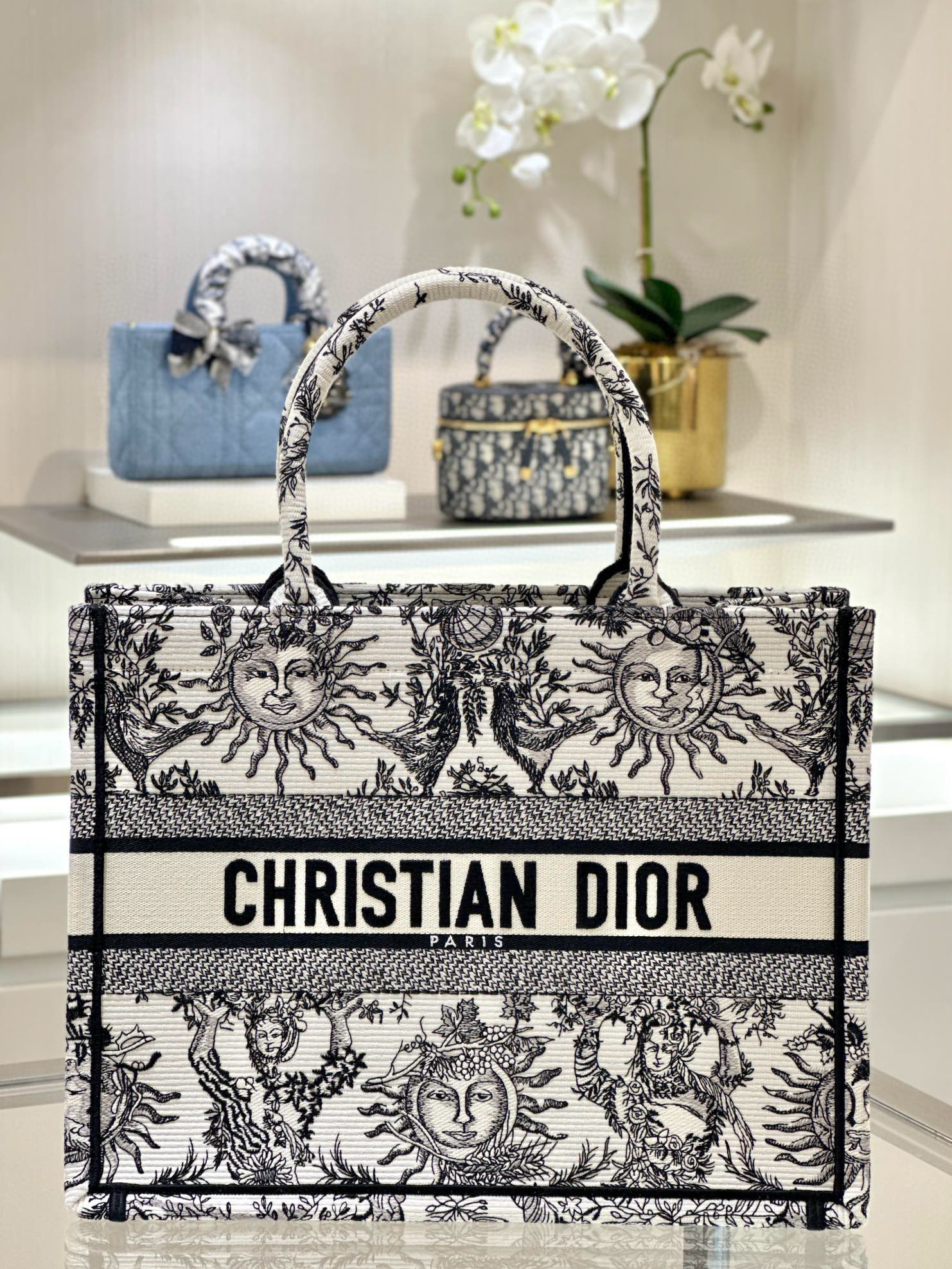 디올 Dior Medium Dior Book Tote Black and White 36.5cm