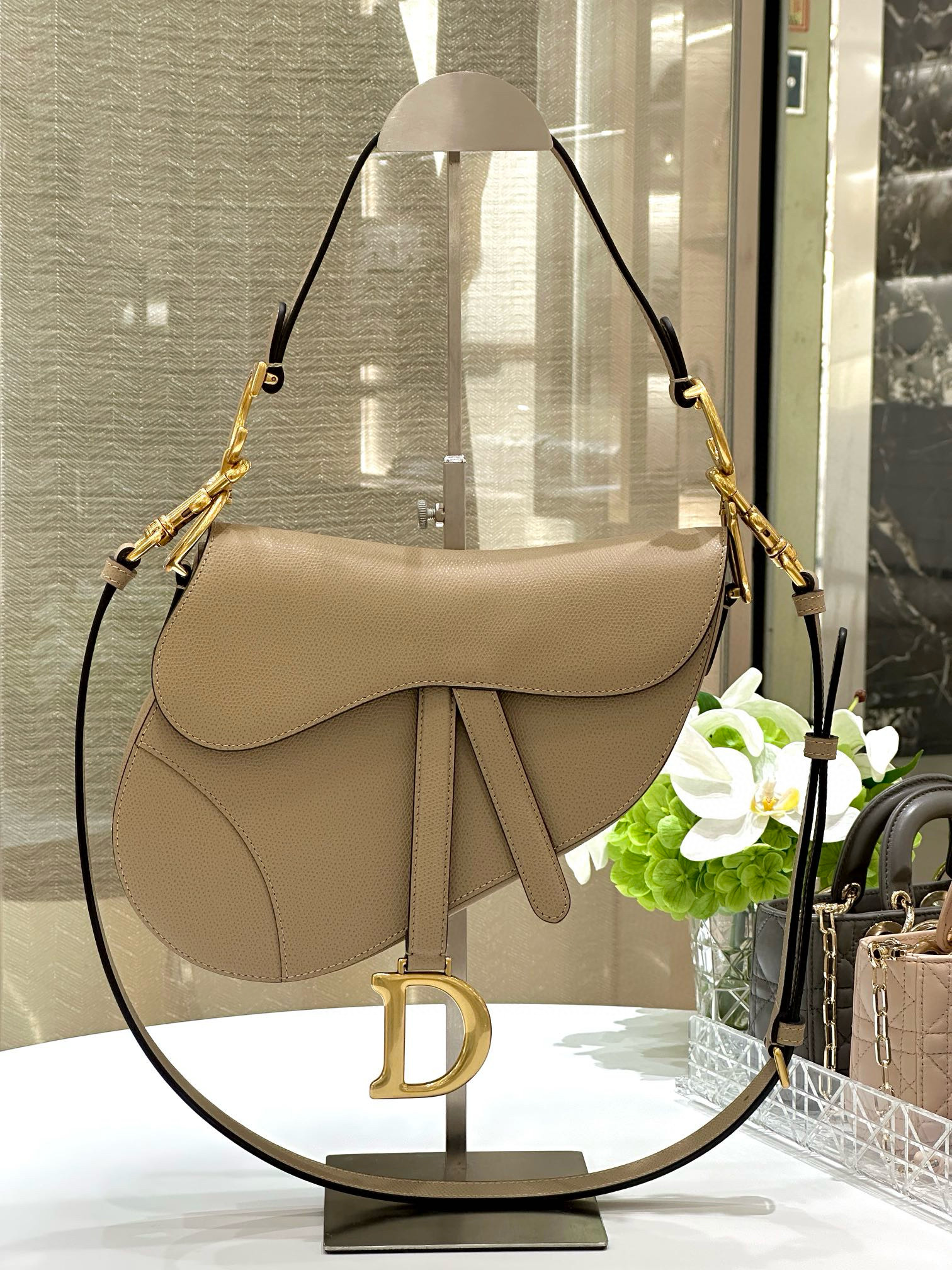 디올 Dior Saddle Bag with Strap Tea brown 25.5cm