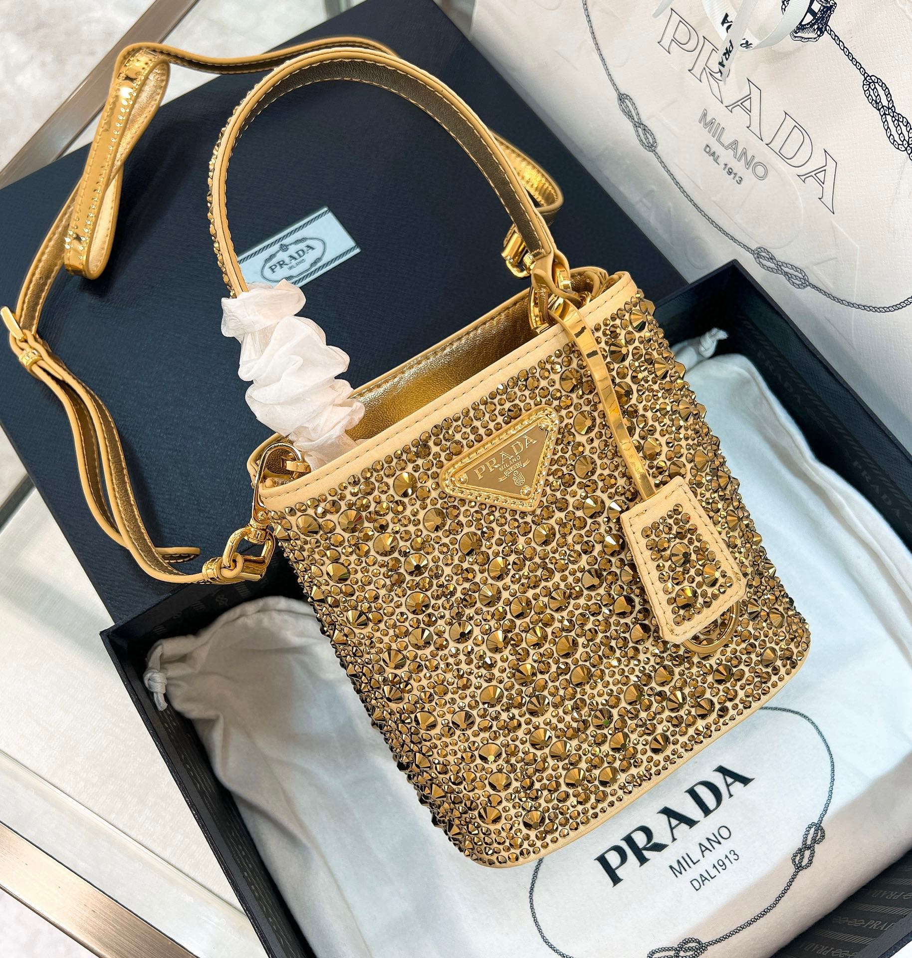 프라다 Prada 1BA373 크리스털 장식 프라다 파니에 새틴 백