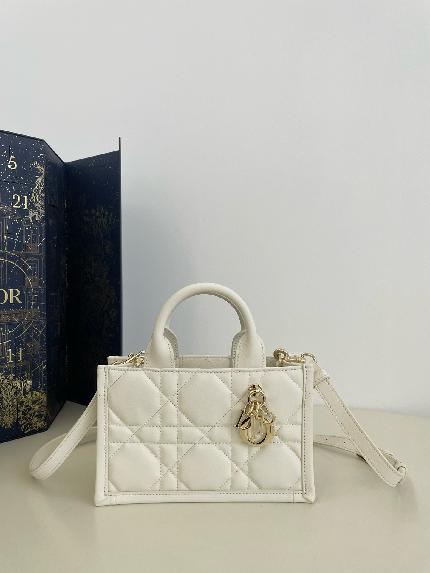 디올 Dior Mini Dior Book Tote White 21.5cm