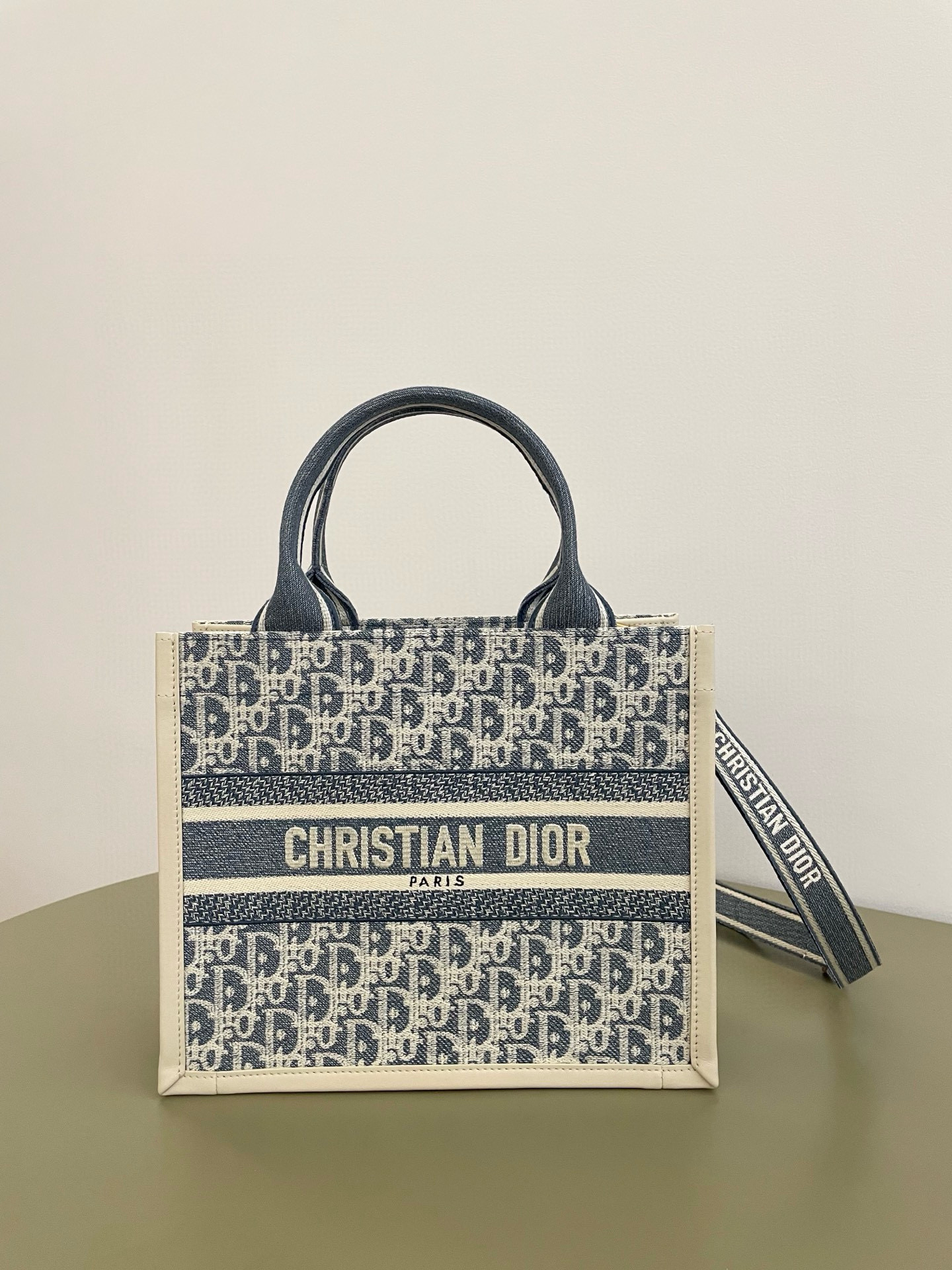 디올 Dior Small Dior Book Tote Blue Oblique Chambray 26.5cm