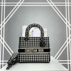 디올 Dior Medium Lady Dior Bag D-lite 24cm