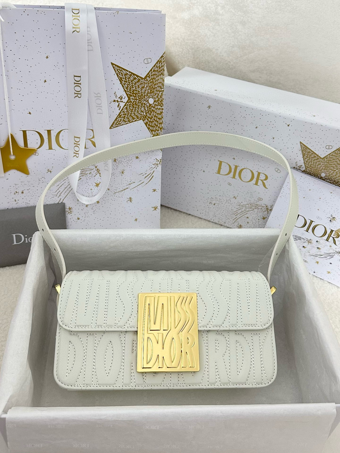 디올 Dior Miss Dior Flap Bag White 22cm