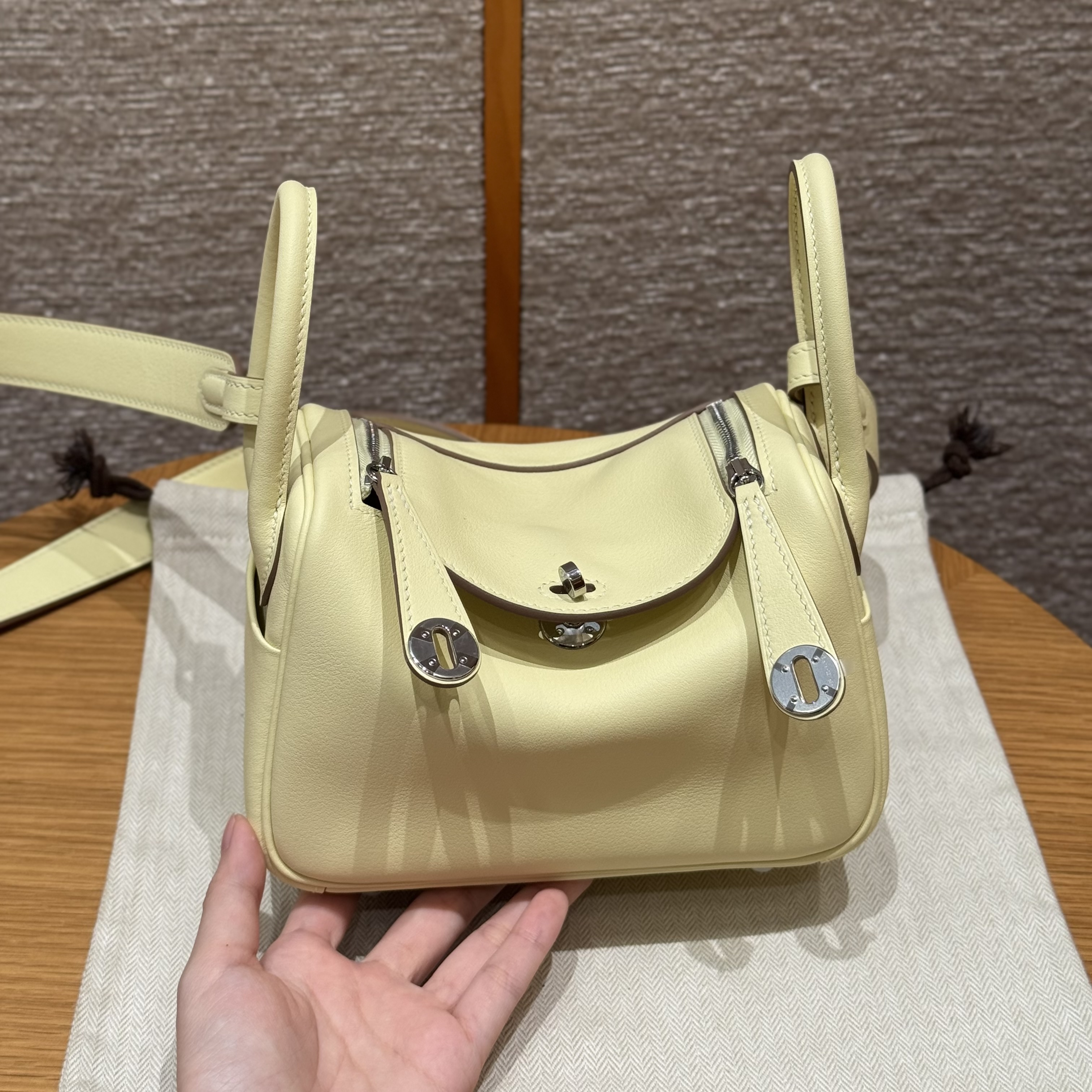 에르메스 Hermes Mini Lindy 19cm Swift i8 Jaune Milton/silver