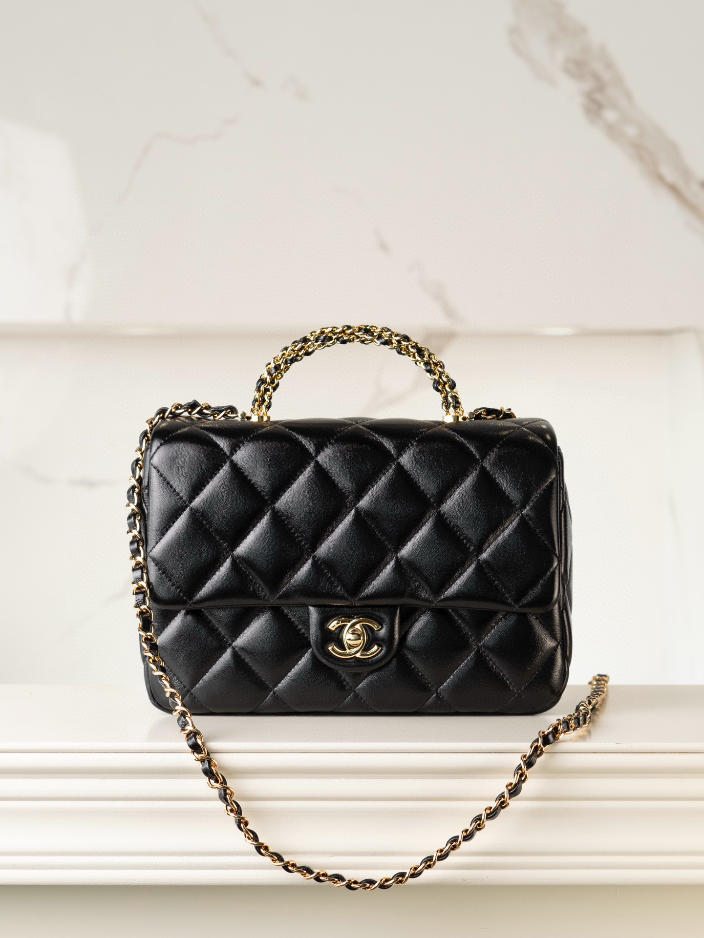 샤넬 Chanel 24b Flap Bag with Top Handle Black 25cm