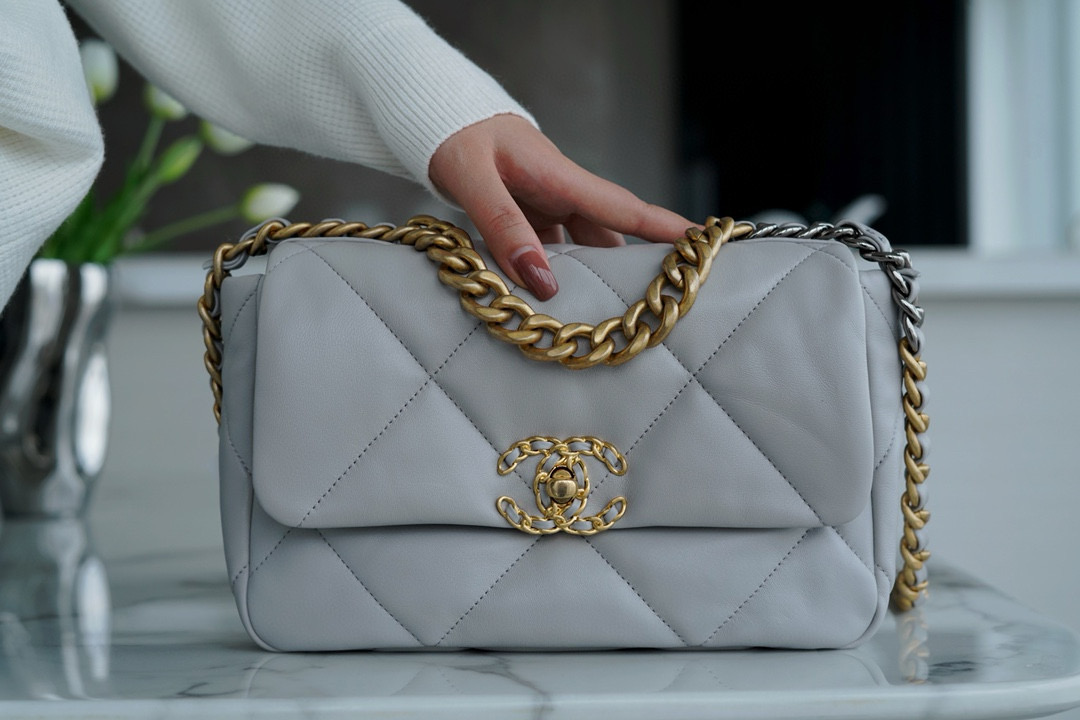 샤넬 Chanel 19 Handbag AS1160 Light grey 26cm