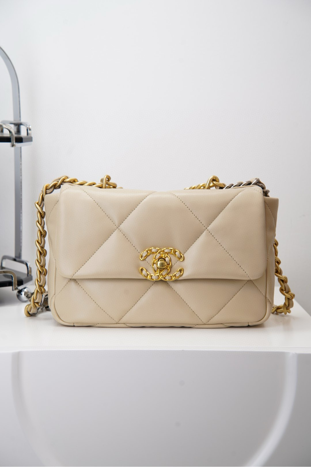 샤넬 Chanel 19 Handbag AS1160 Shallow apricot 26cm