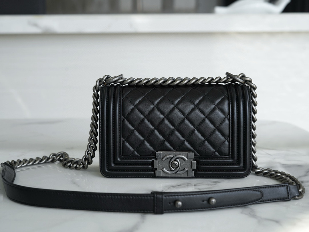 샤넬 Chanel Small Leboy Bag A67085 Black silver 20cm
