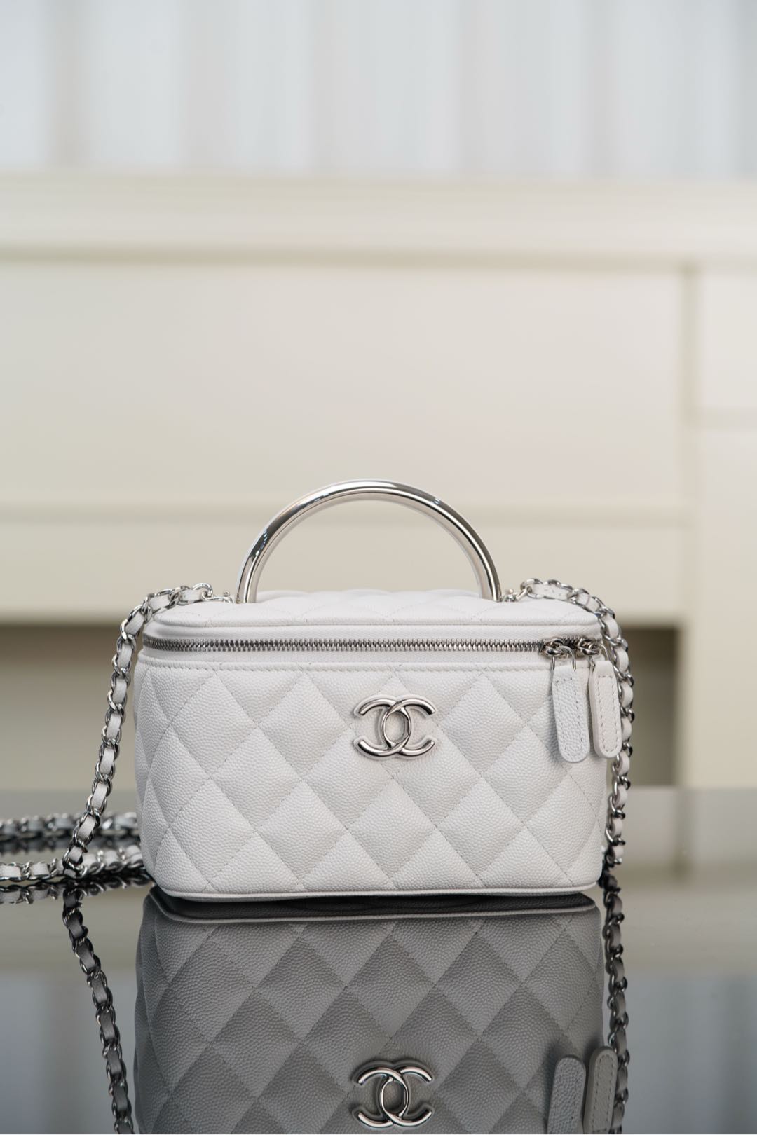 샤넬 Chanel 25P Long Vanity with chain White 17cm