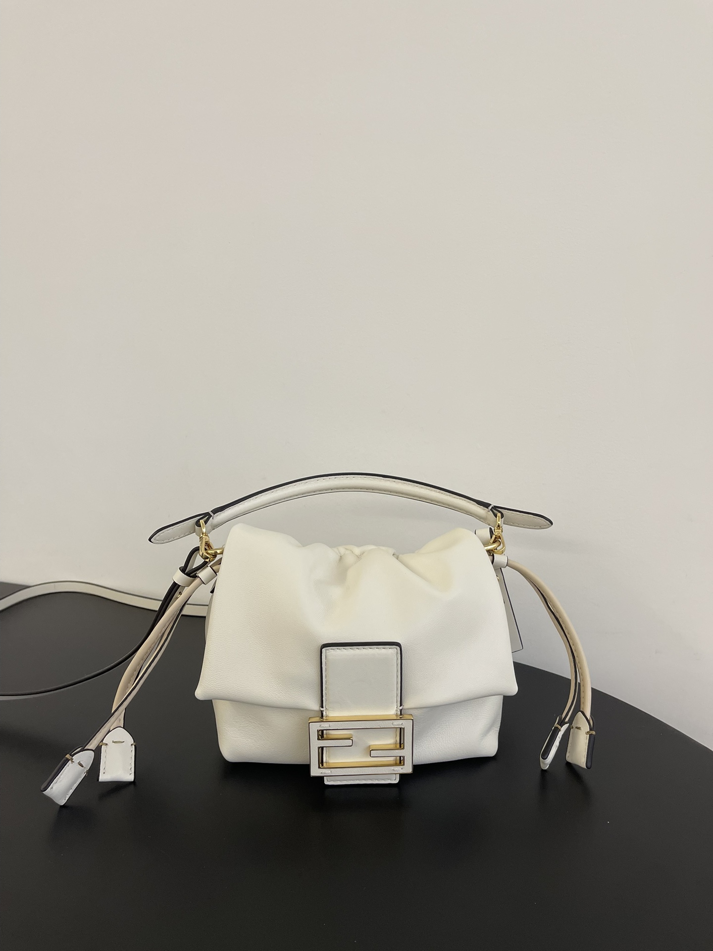 펜디 FENDI 8BS105 Mamma Baguette Nappa Leather Mini Bag White 16CM