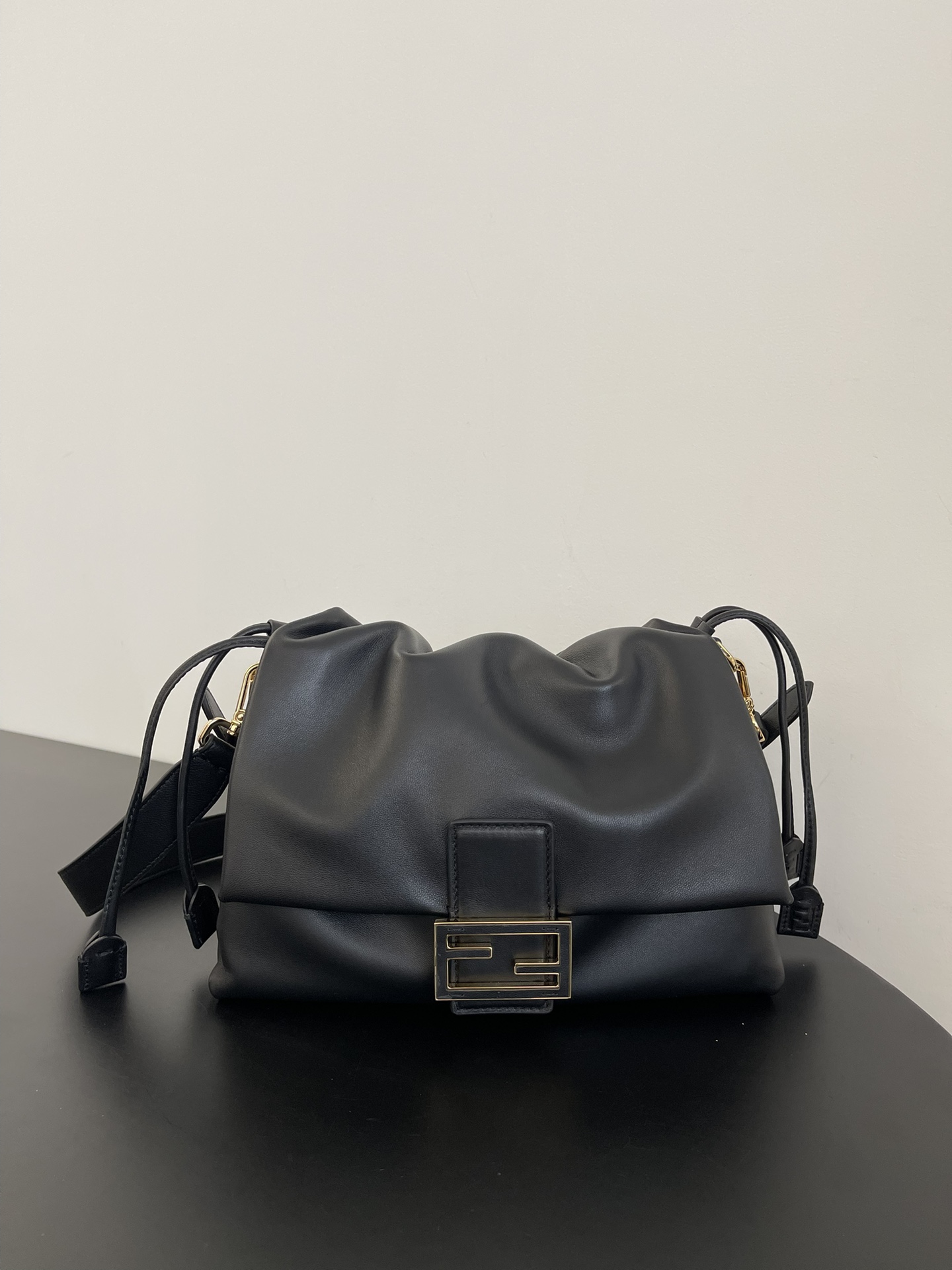 펜디 FENDI 8BR833 Mamma Baguette Medium Nappa Leather Bag Black 26.5CM