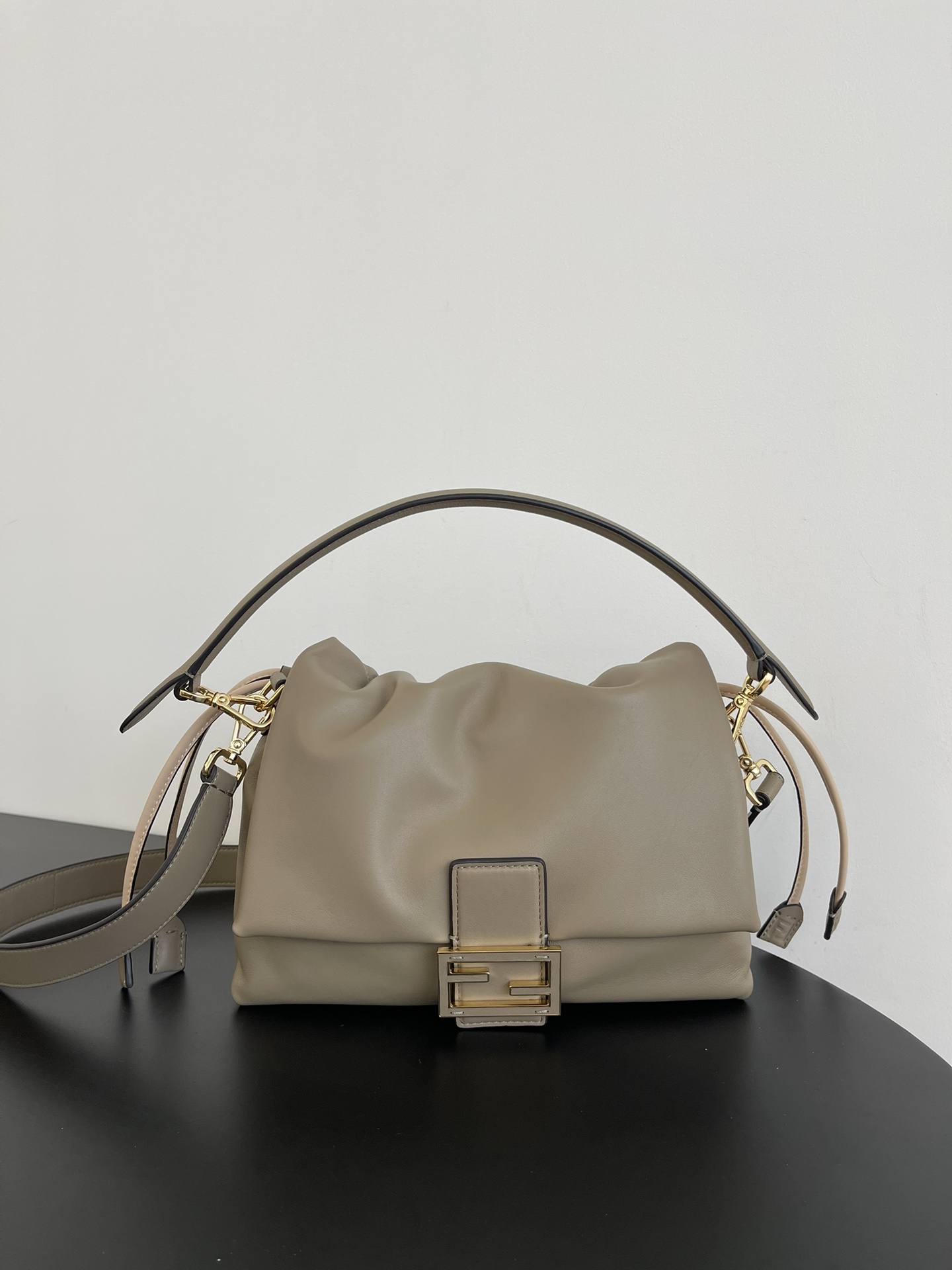 펜디 FENDI 8BR833 Mamma Baguette Medium Nappa Leather Bag Dove Grey 26.5CM