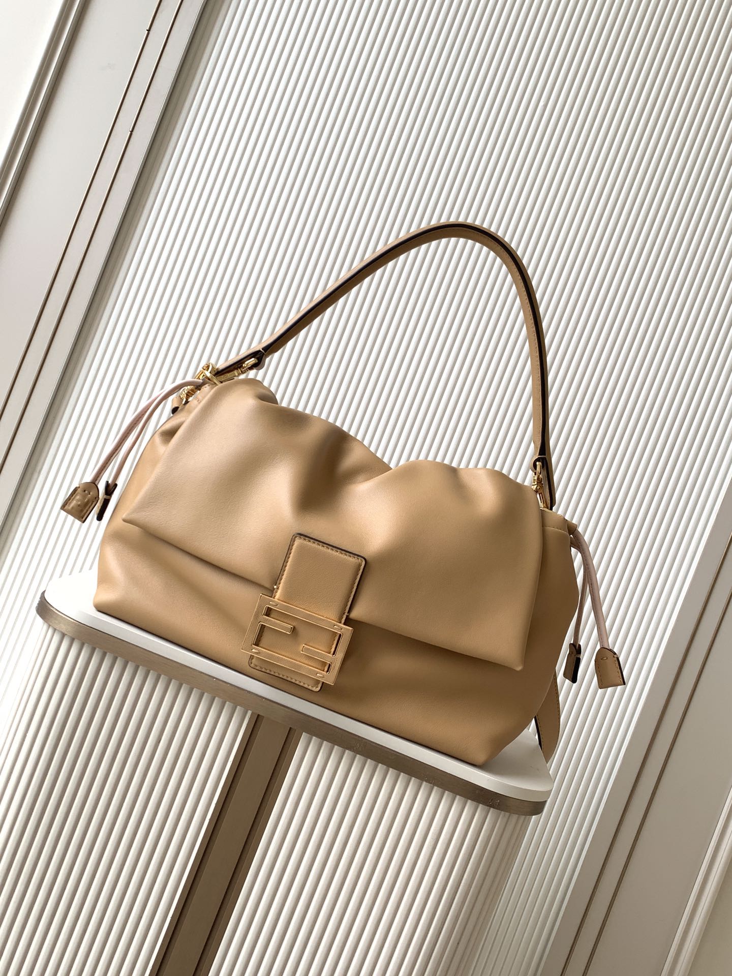 펜디 FENDI 8BR834 Mamma Baguette Large Nappa Leather Bag Pale Pink 31.5CM