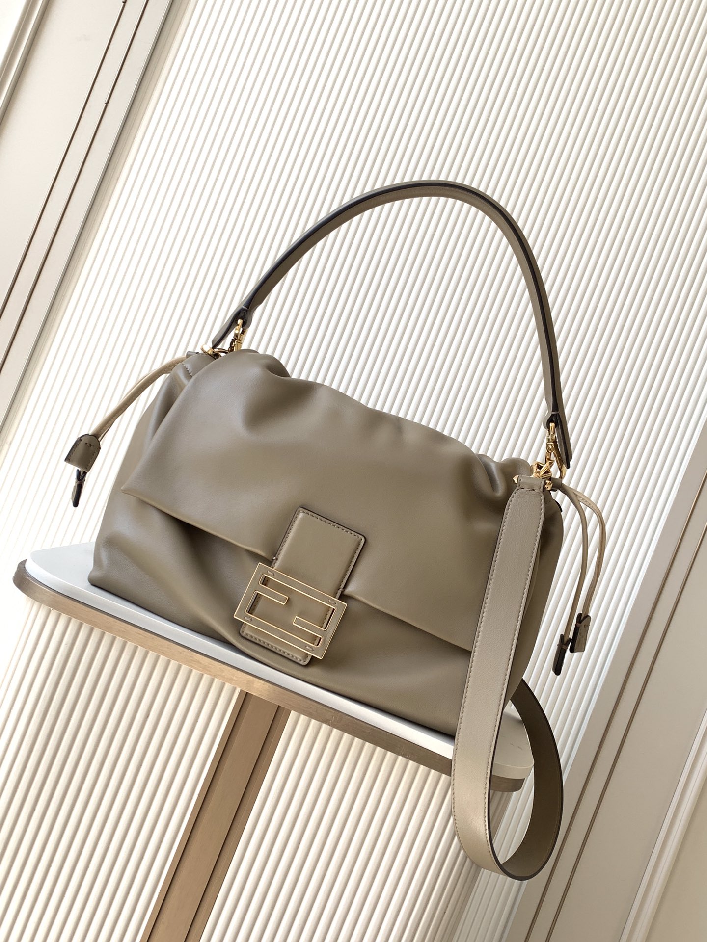 펜디 FENDI 8BR834 Mamma Baguette Large Nappa Leather Bag Dove Grey 31.5CM