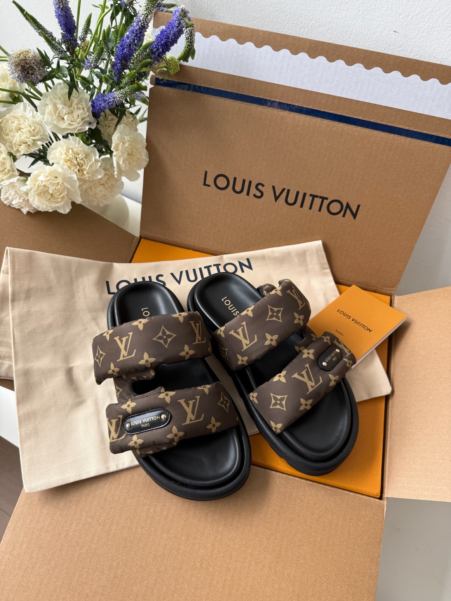 루이비통 Louis Vuitton 풀 필로우 플랫 컴포트 뮬