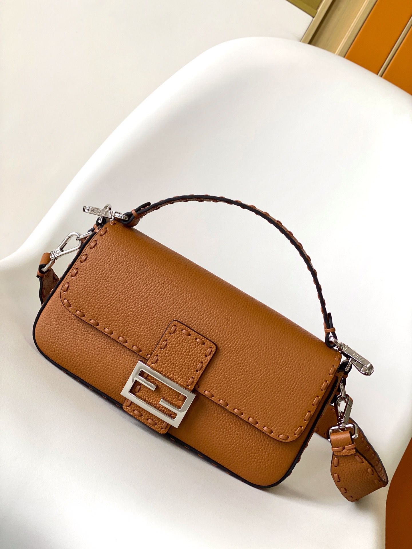 펜디 FENDI 8BR600 Baguette Oversize Topstitching Selleria Bag 27CM