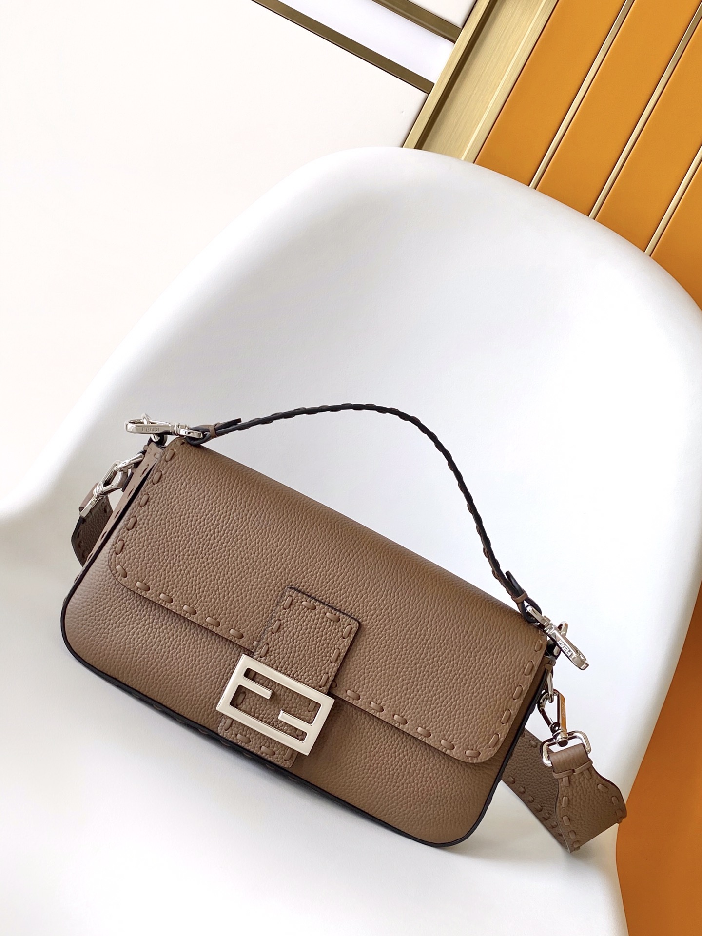 펜디 FENDI 8BR600 Baguette Oversize Topstitching Selleria Bag 27CM