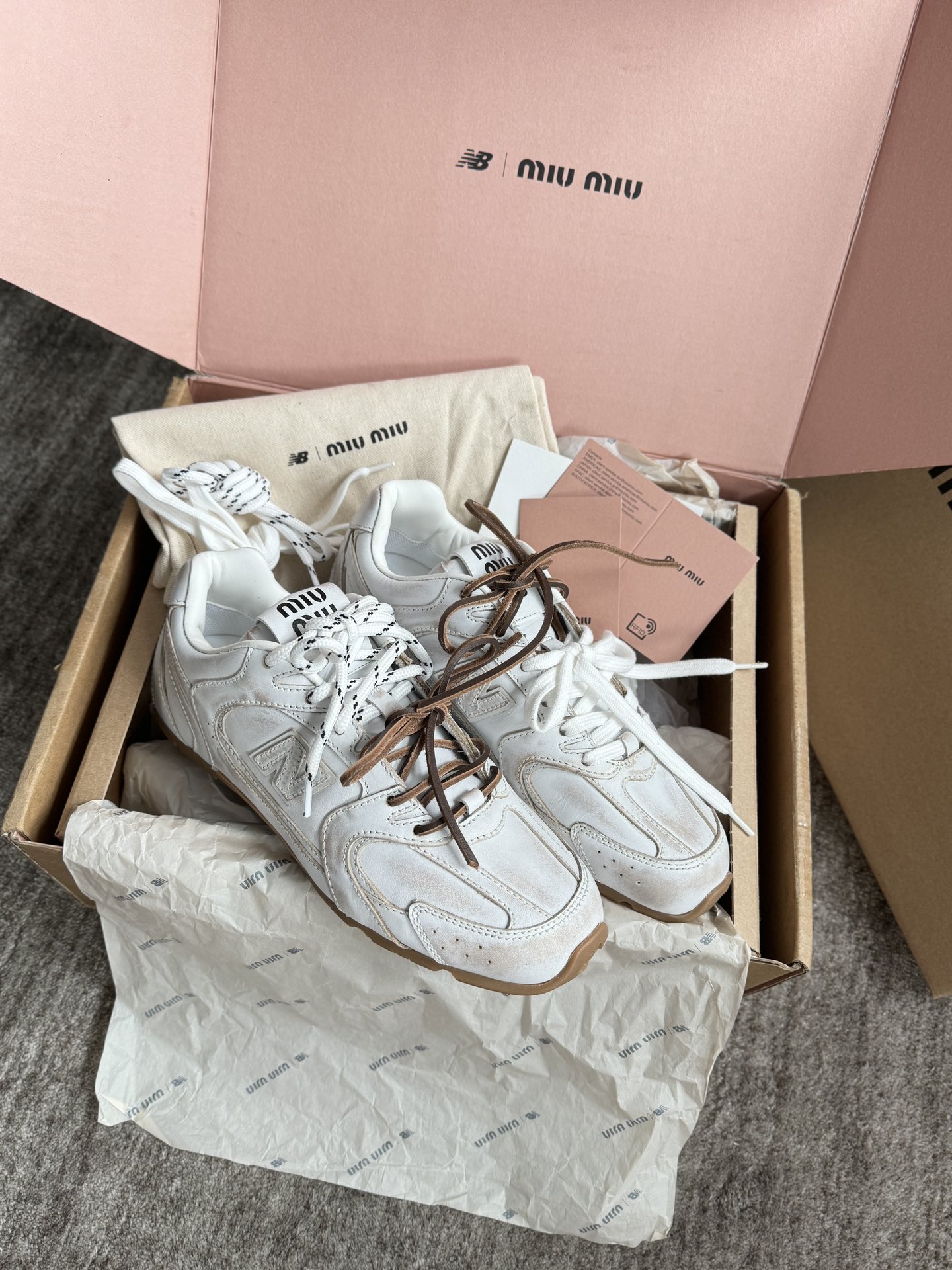 미우 미우 Miu Miu 스니커즈