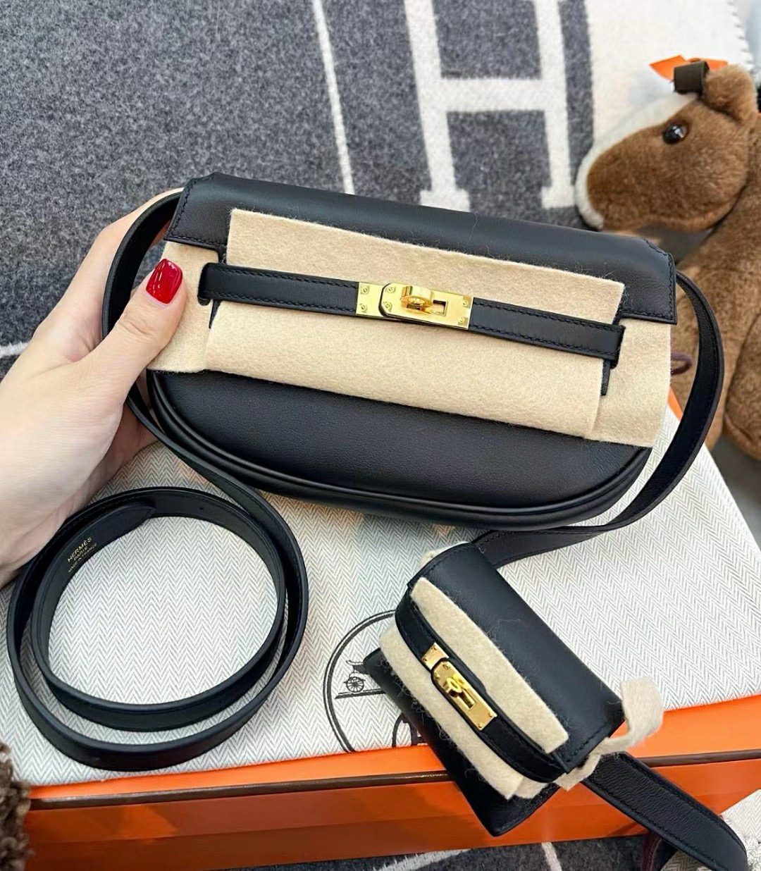 에르메스 Hermes Kelly Moove Swift 89 Noir/gold
