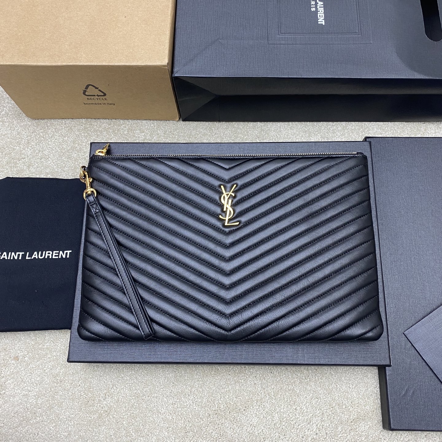 생로랑 Saint laurent/YSL 440222 Gold Monogram Document Holder in Matelasse Leather Black 36CM