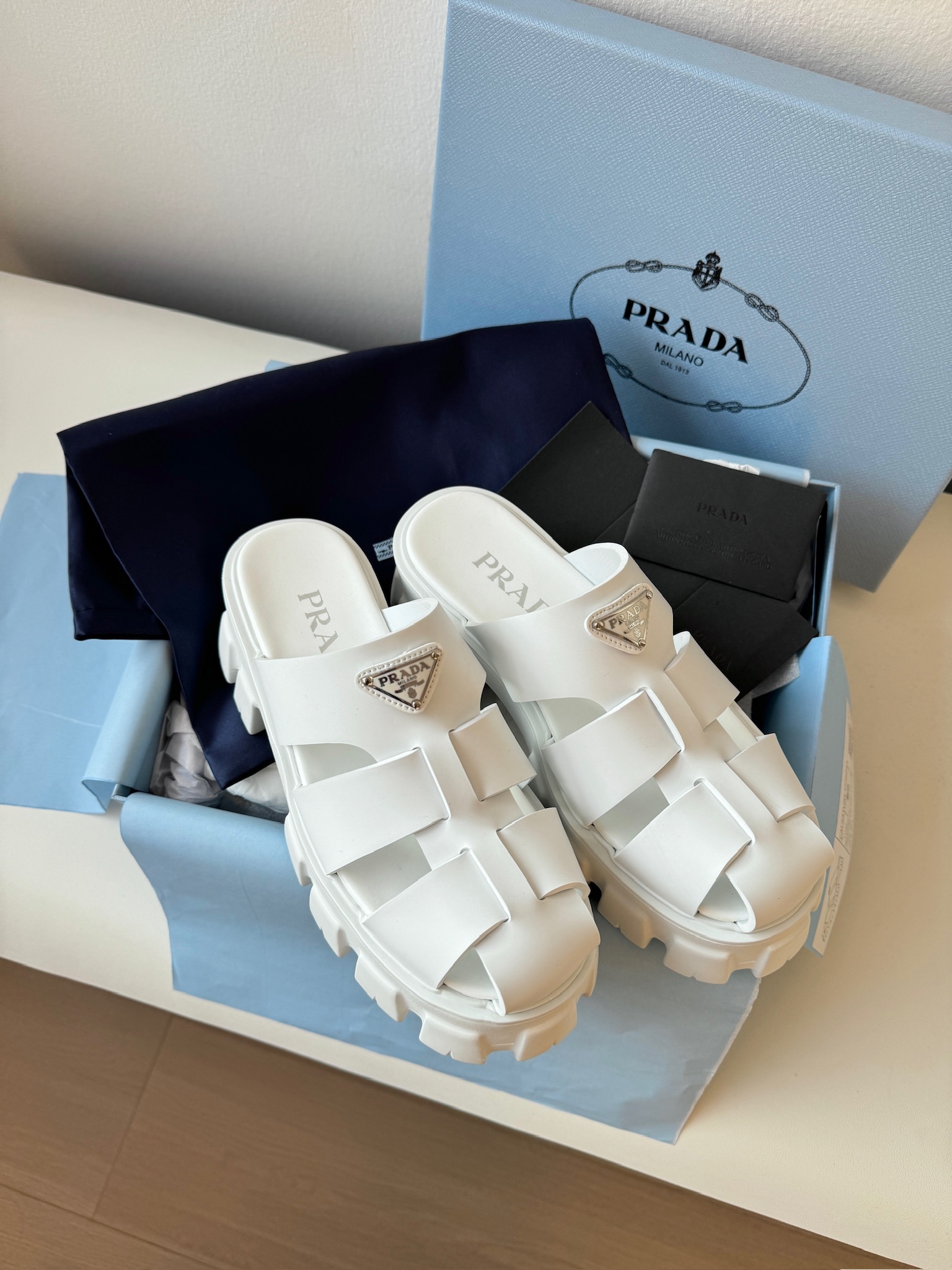 프라다 Prada 샌들