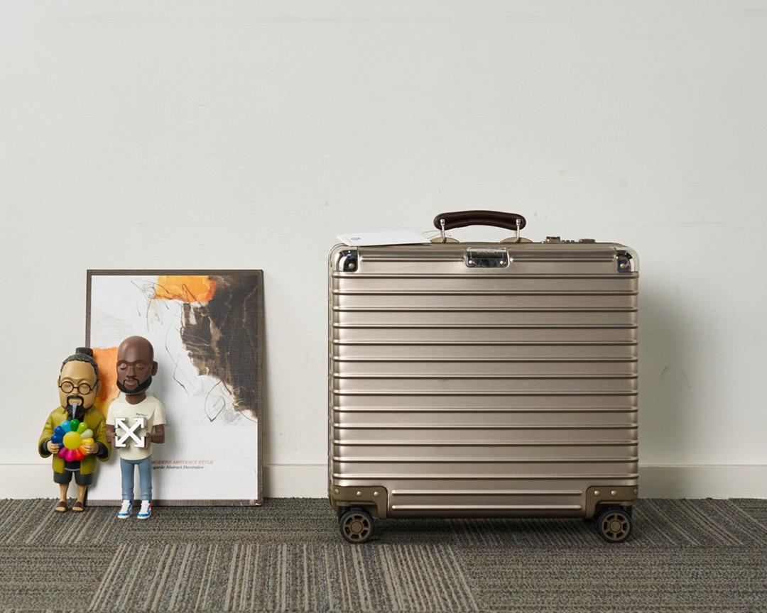 Rimowa Classic Titan 캐리어 알루미늄 gold