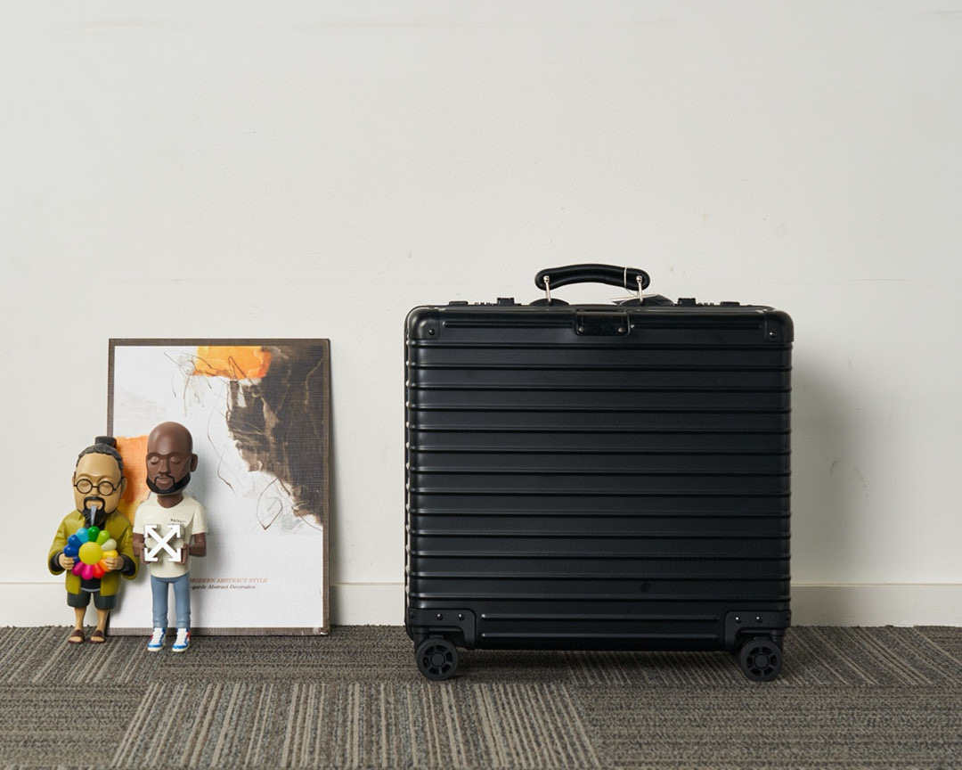 Rimowa Classic Titan 캐리어 알루미늄 Black
