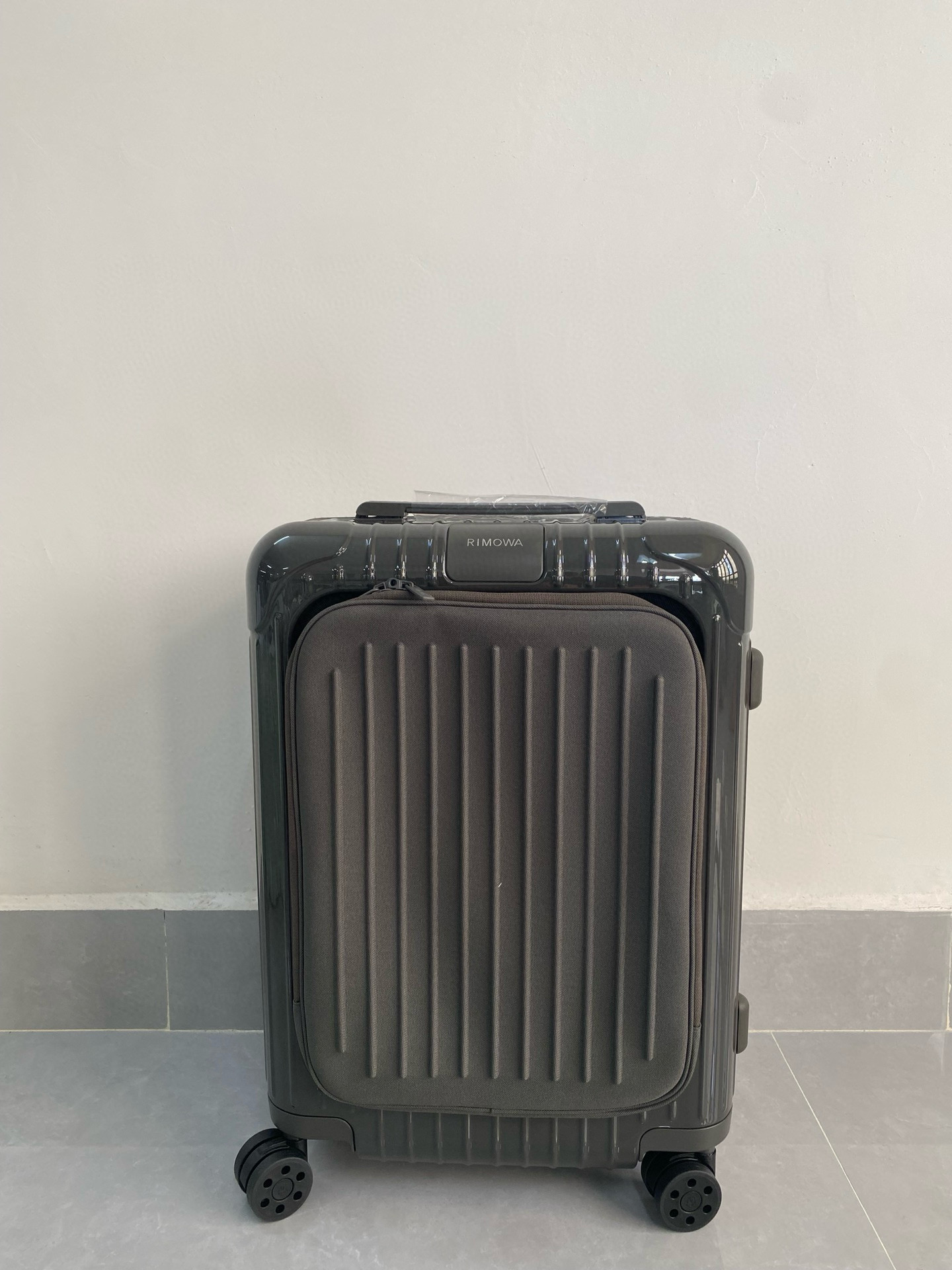 Rimowa Essential Sleeve 캐리어 폴리카보네이트 20” grey