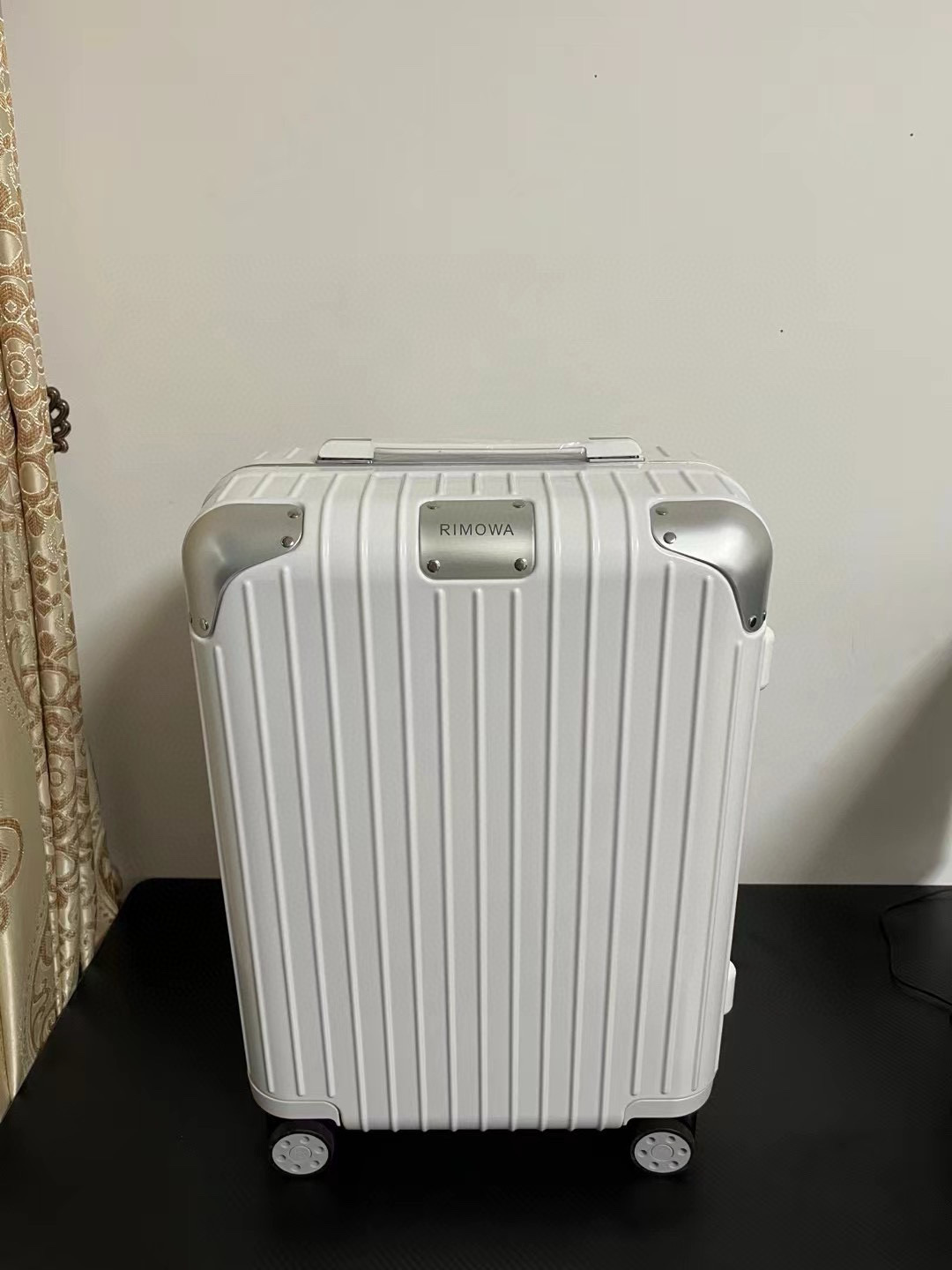 Rimowa Hybrid Limbo 캐리어 알루미늄 21“ White
