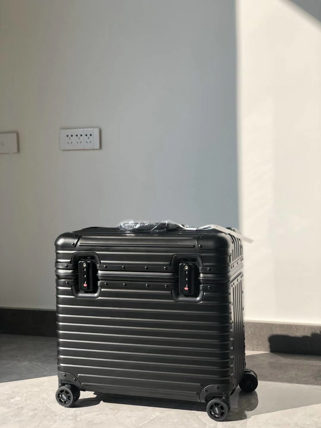 Rimowa Original Pilot 010# 캐리어 알루미늄 20” Black