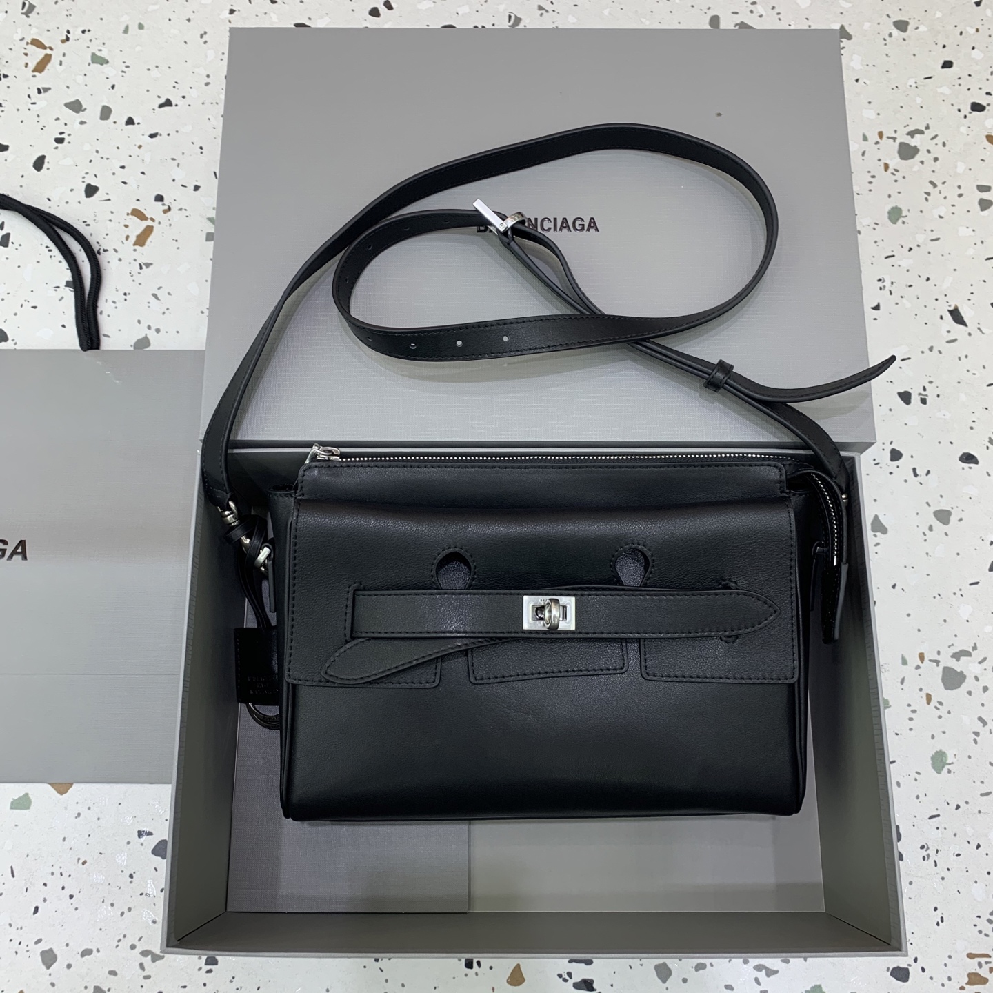 발렌시아가 Balenciaga 8340322 Bel Air Zipped Messenger Bag Small Black 29CM