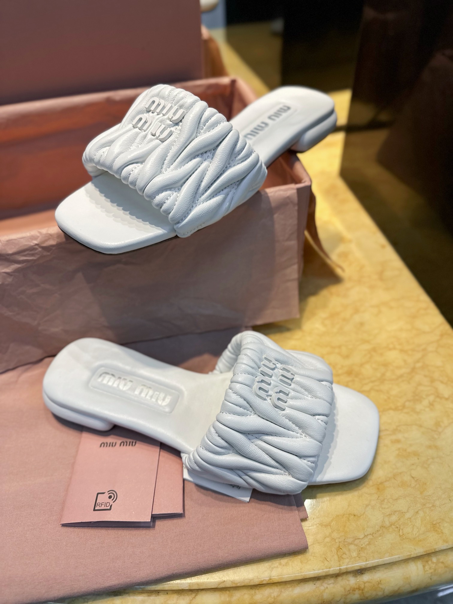 미우 미우 Miu Miu 슬리퍼