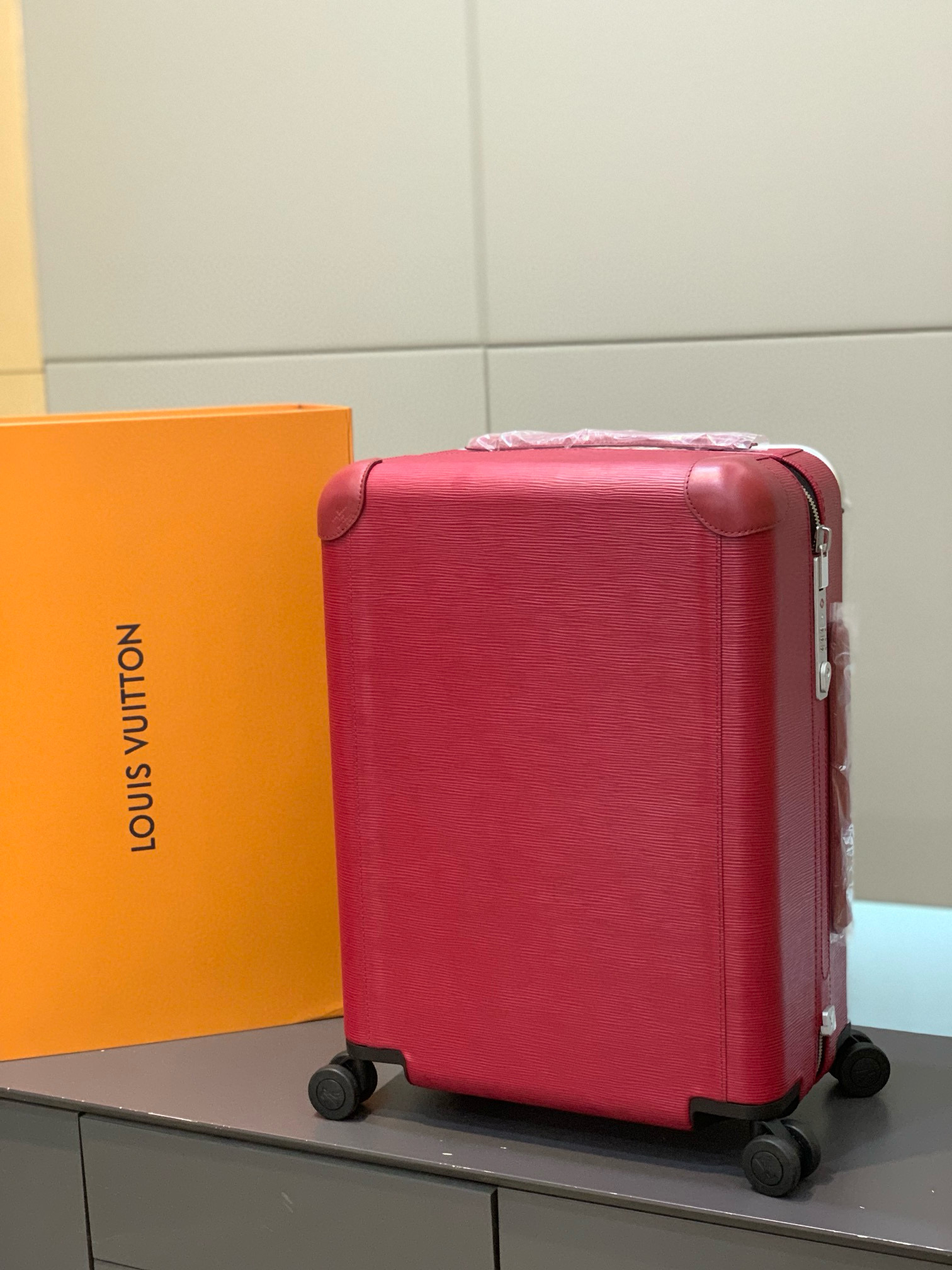 루이비통 Louis Vuitton Horizon 55 캐리어 Red 20