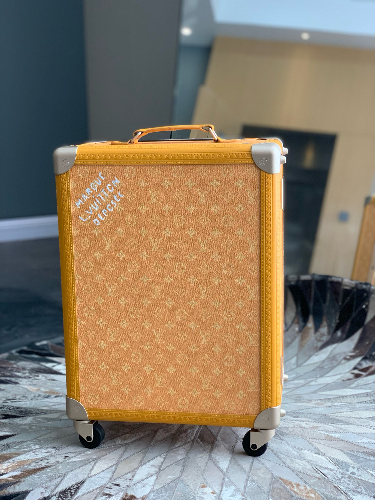 루이비통 Louis Vuitton Rolling Trunk 캐리어 yellow