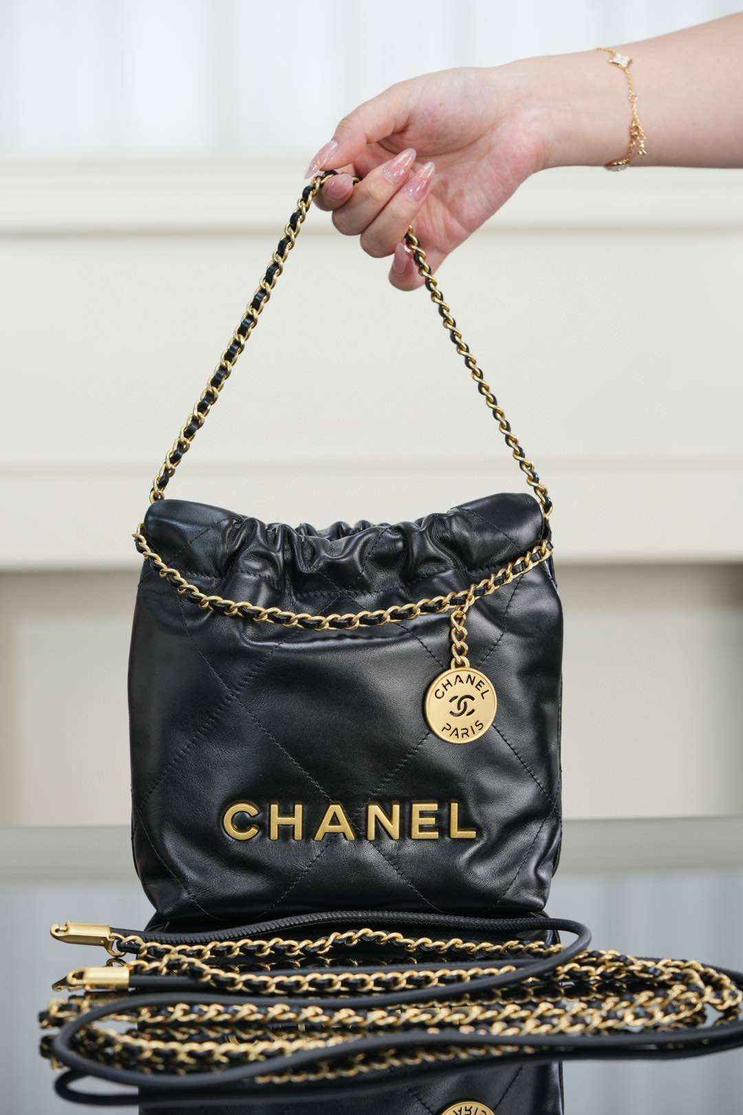 샤넬 Chanel 25A AS3980 22 Mini Handbag Black gold 19cm