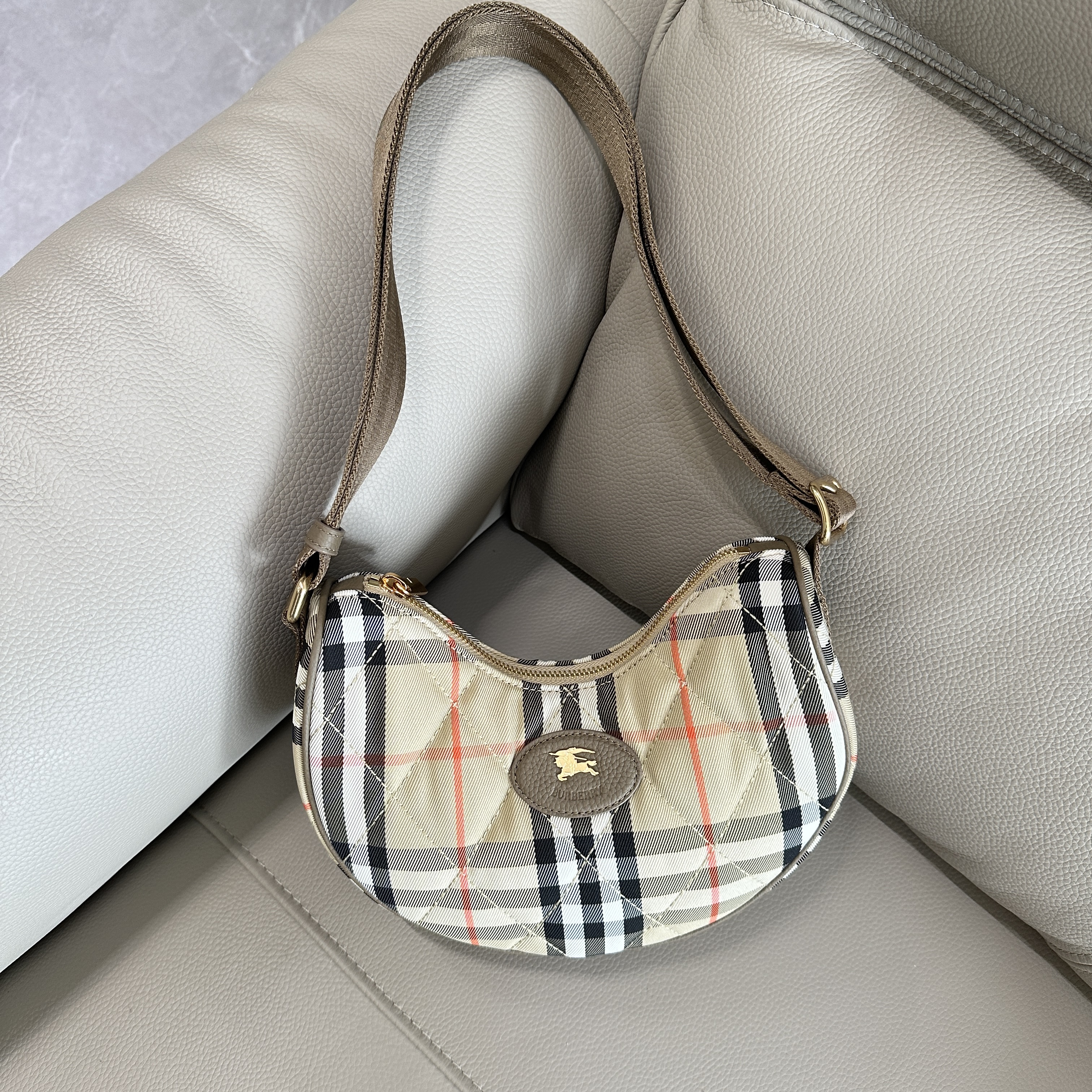 버버리 Burberry Horseshoe Crossbody Bag​ 23.5cm