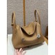 에르메스 Hermes Lindy 26cm Clemence 4B Biscuit/silver