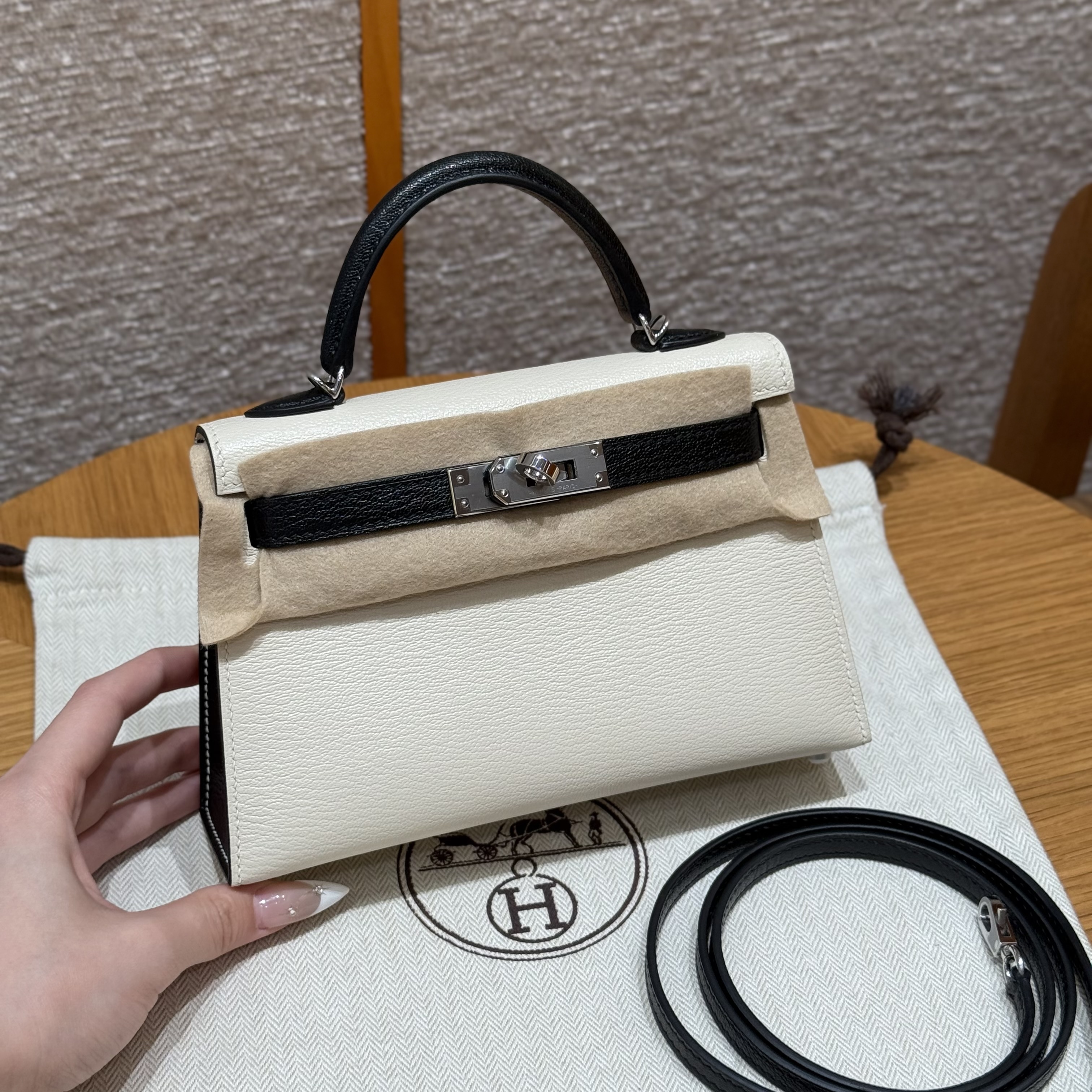 에르메스 Hermes Mini Kelly 19cm Chèvre 10 Craie and 89 Noir/silver