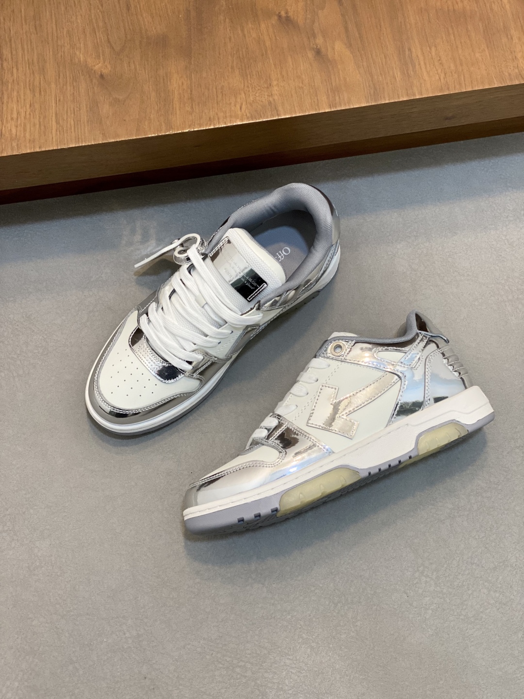 오프화이트 (Off-White) 스니커즈