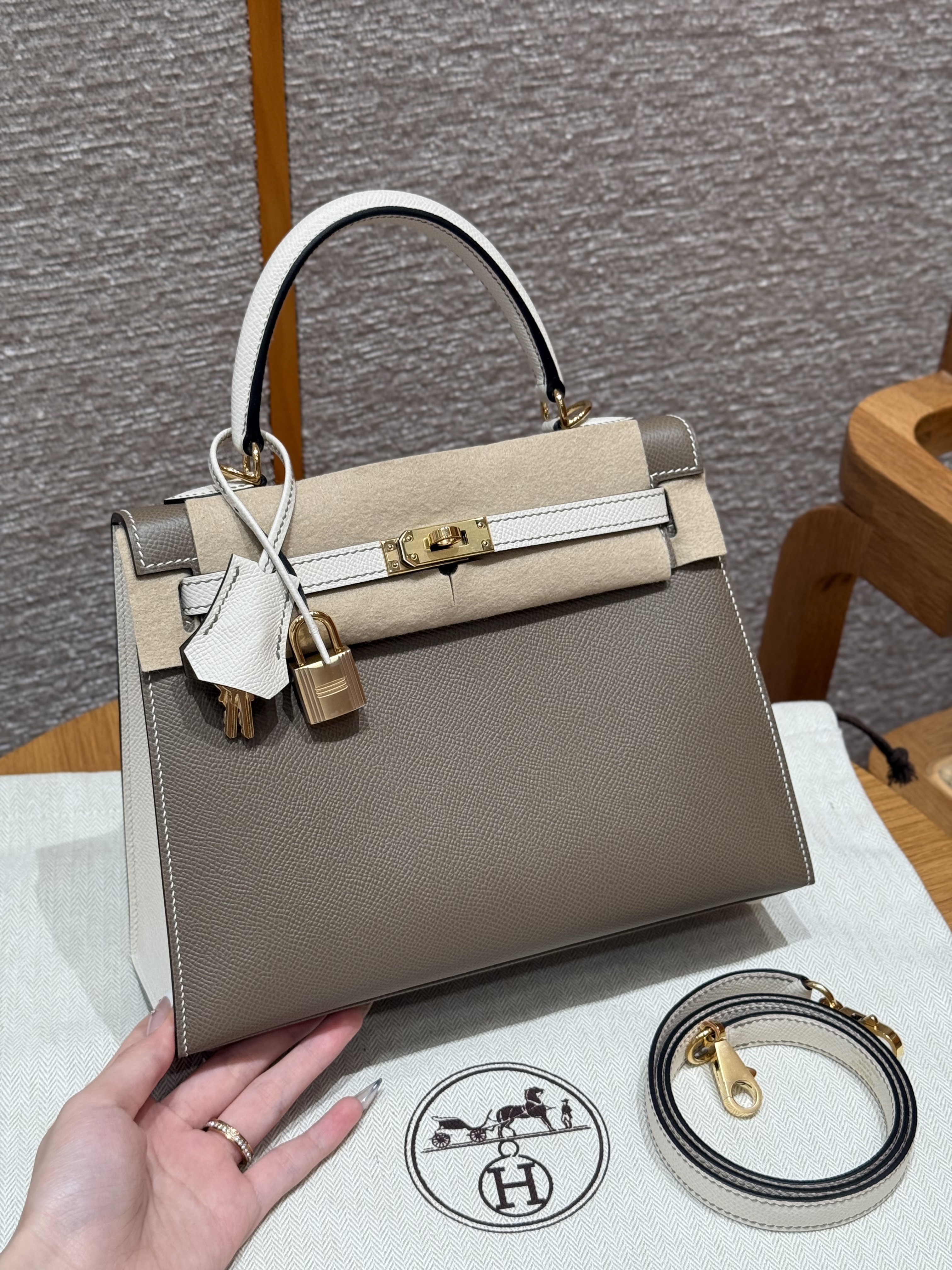 에르메스 Hermes Kelly 25cm Epsom 18 Etoupe and 10 Craie/gold