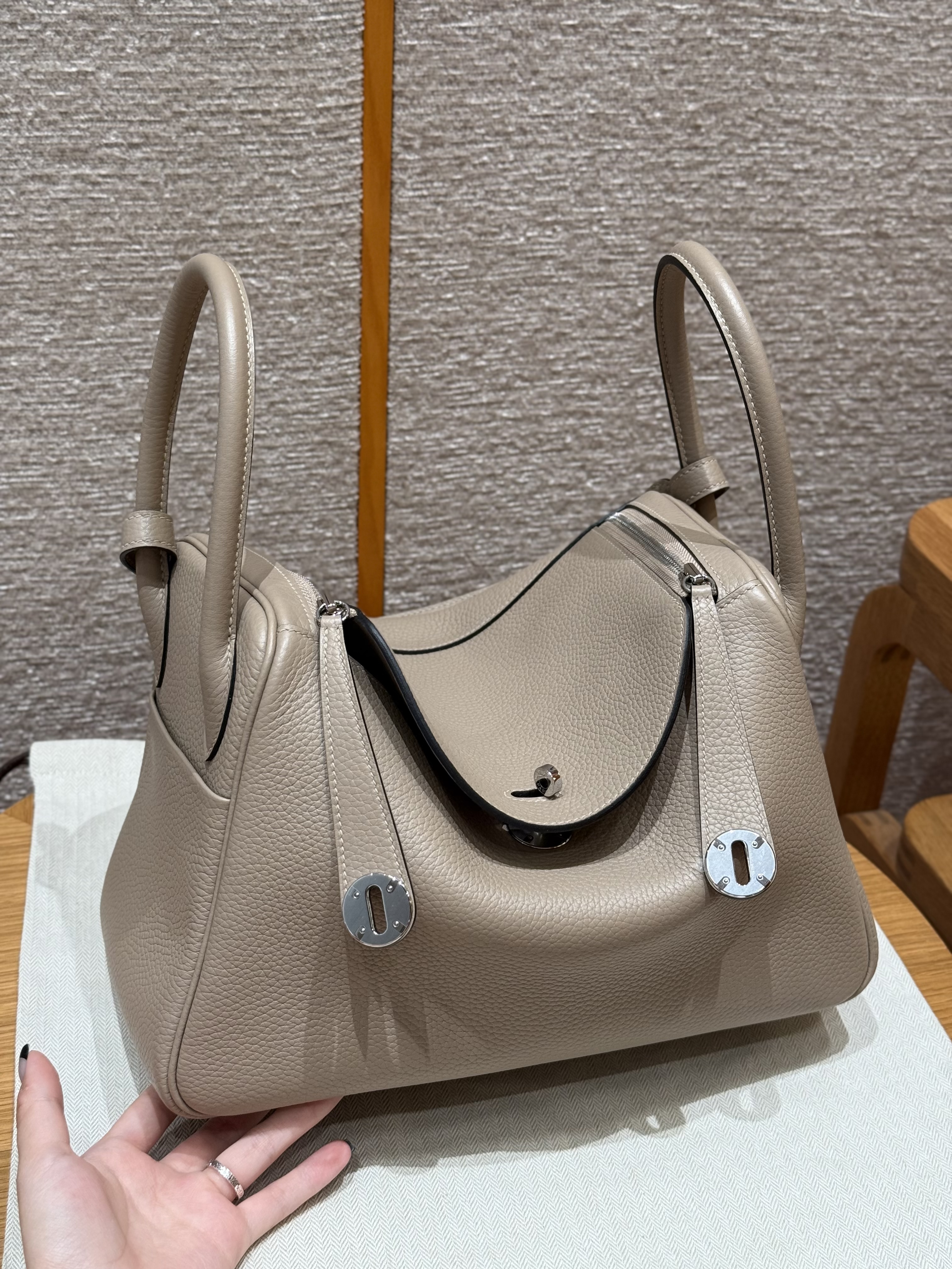 에르메스 Hermes Lindy 26cm Clemence M8 Gris Asphalte/silver